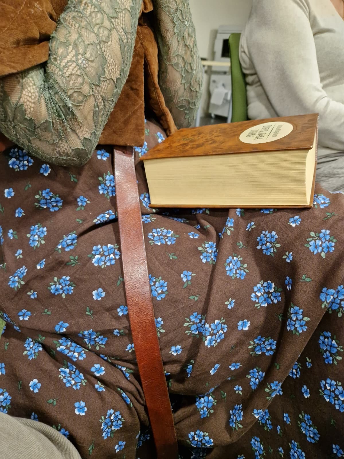 Grāmatas uz krāsaina fona