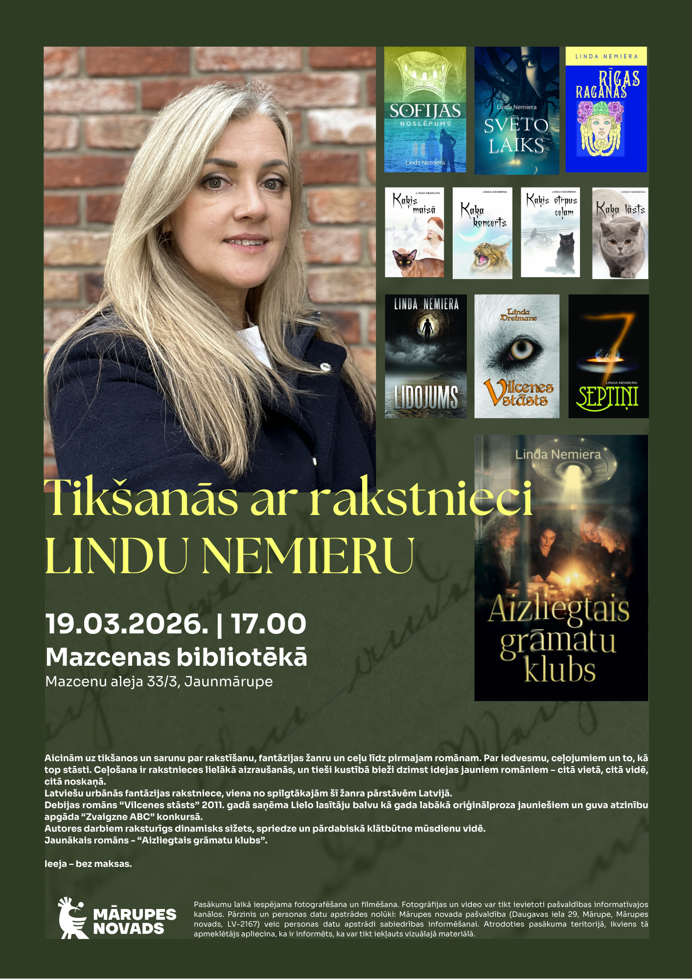 uz tumši zaļa fona, jaunas rakstienieces portreta foto un grāmatu foto