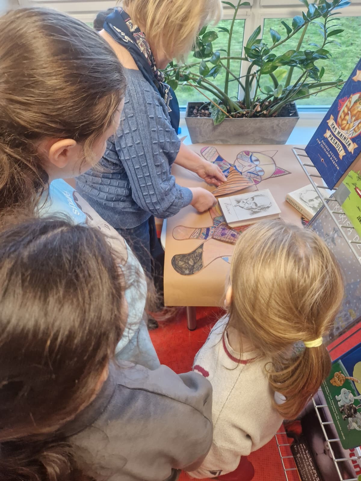 bērni radošajā darbnīcā