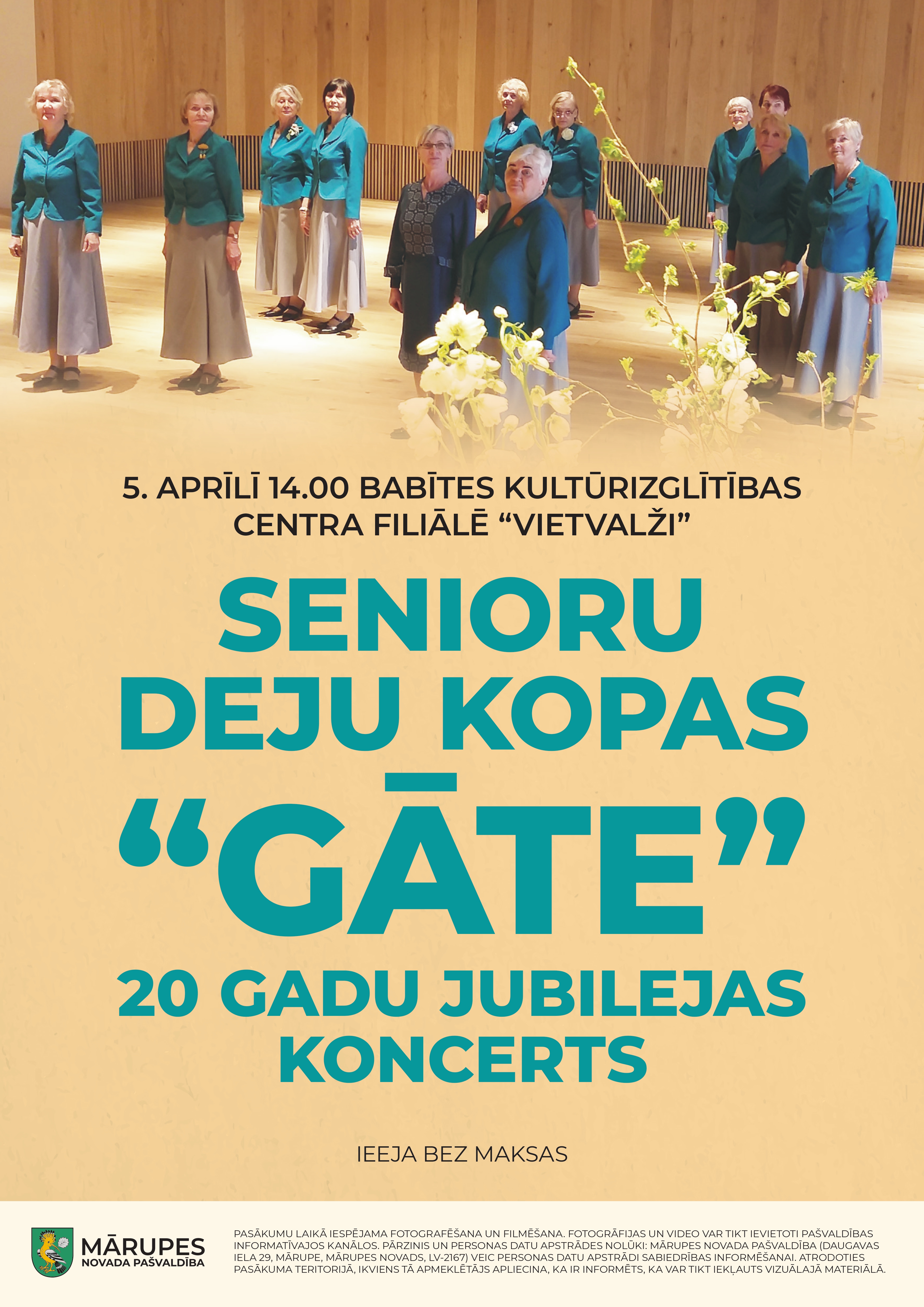 Senioru deju kolektīva dāmas zilos kostīmos un gaiša fona informatīvs plakāts ar tekstu par kolektīva koncertu