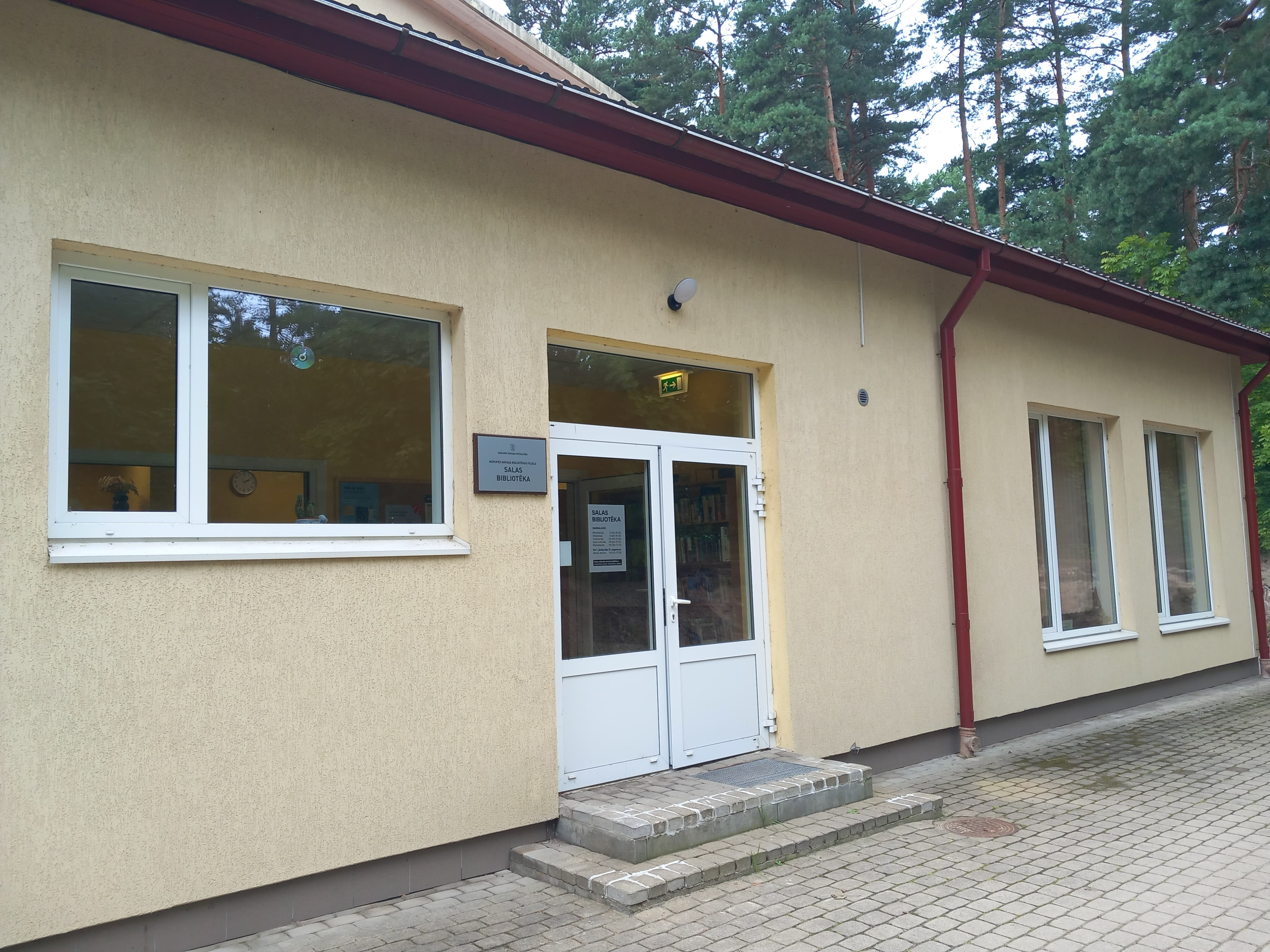 Gaiša ēka brīvdabā