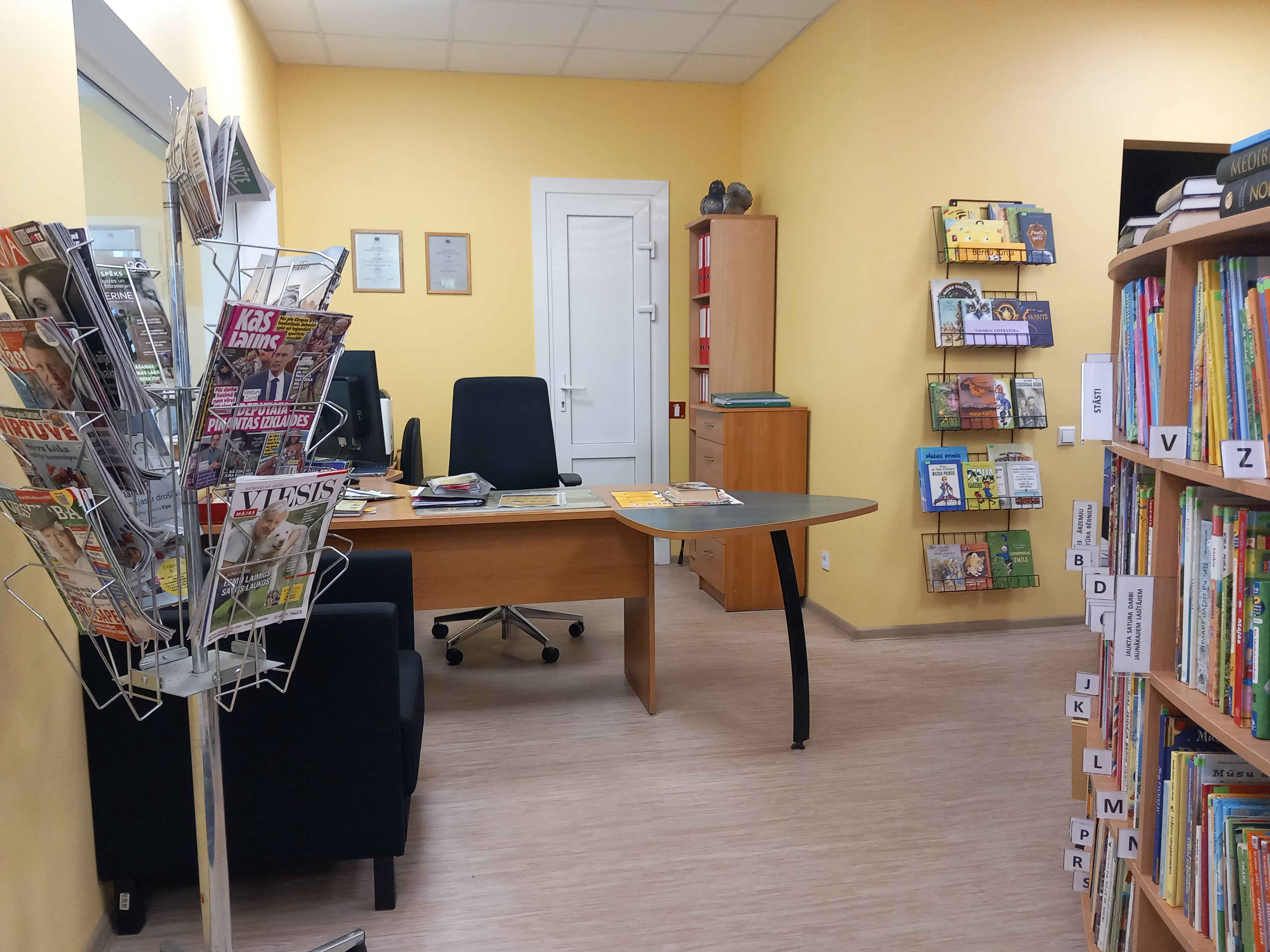 Bibliotēkas telpas grāmatplaukti