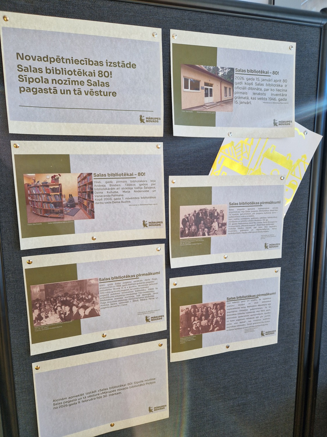 Izstādes stendi ar fotogrāfijām