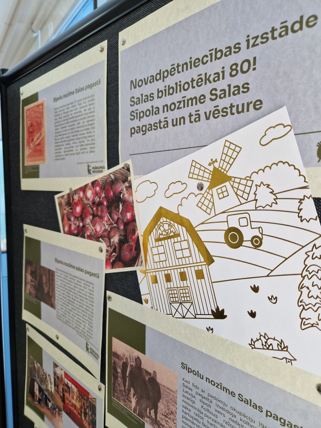 Izstādes stendi ar fotogrāfijām