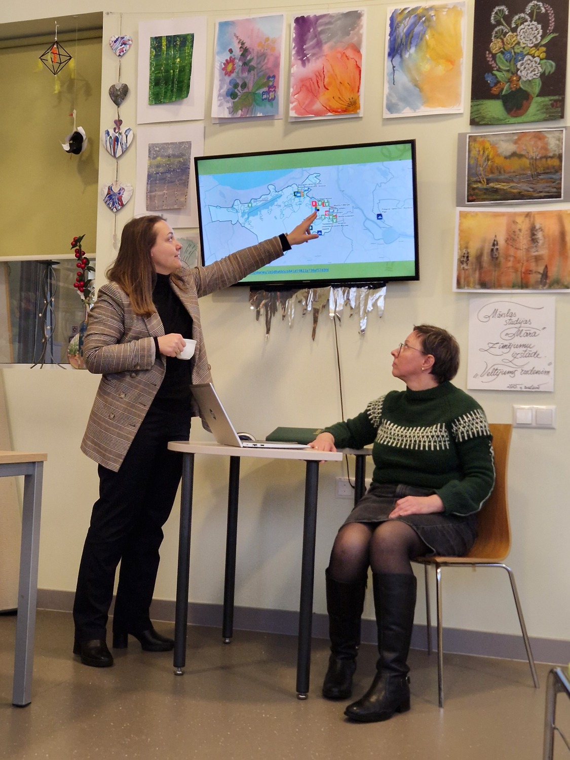 divas lektores pie ekrāna