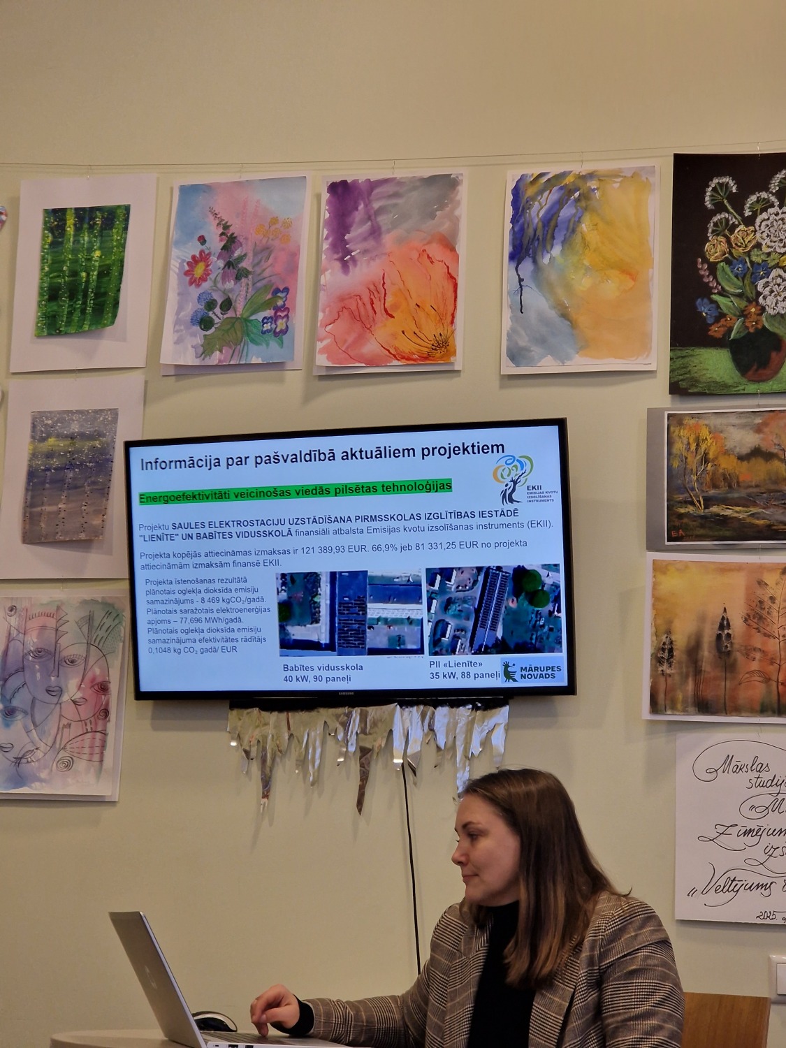 lektora pie datora, rādi informāciju uz ekrāna