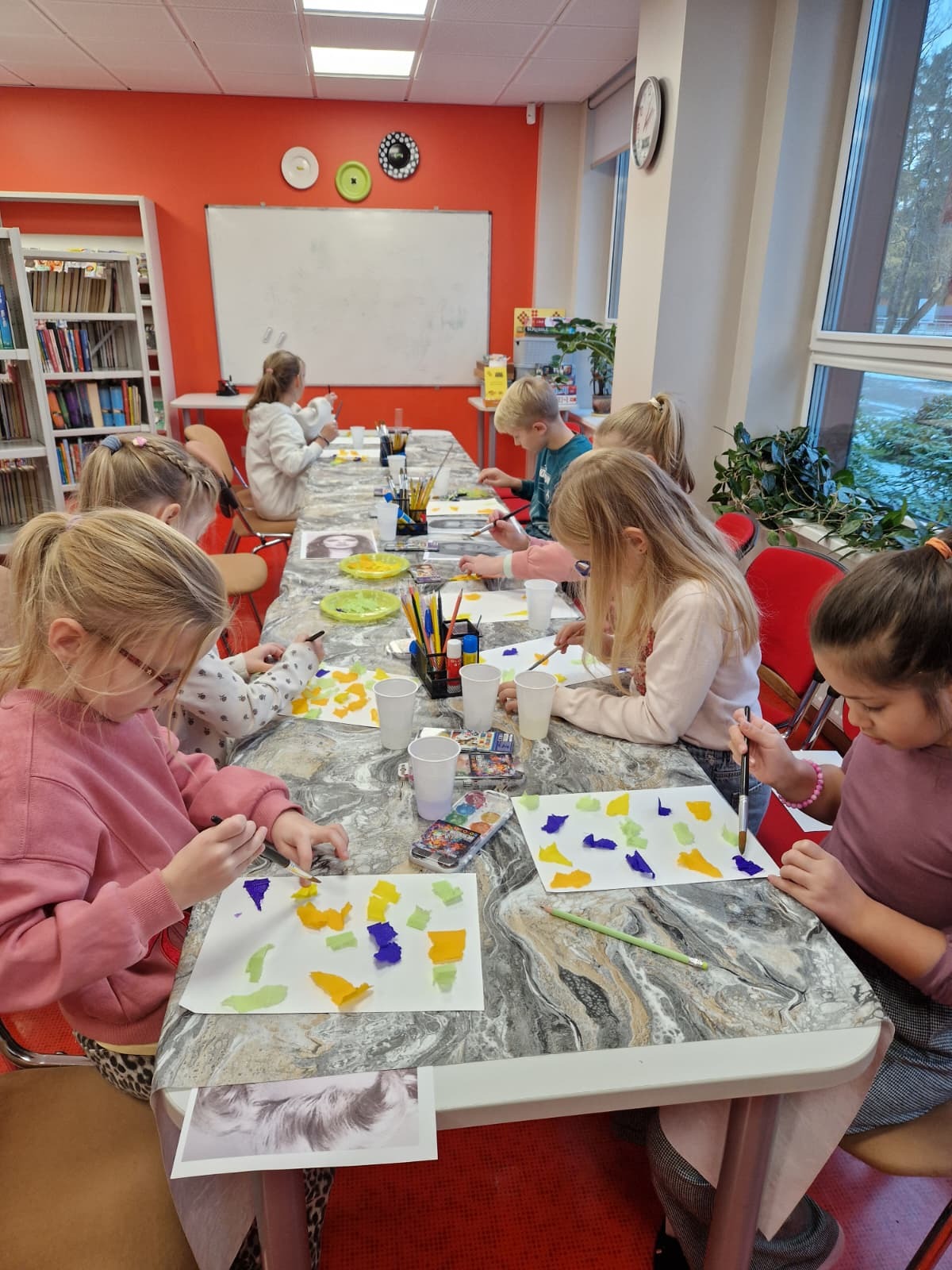 Bērni pie galda radošajā nodarbībā