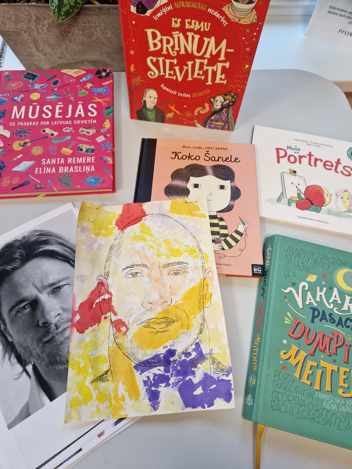 bērnu radošie darbi un krāsainas grāmatas