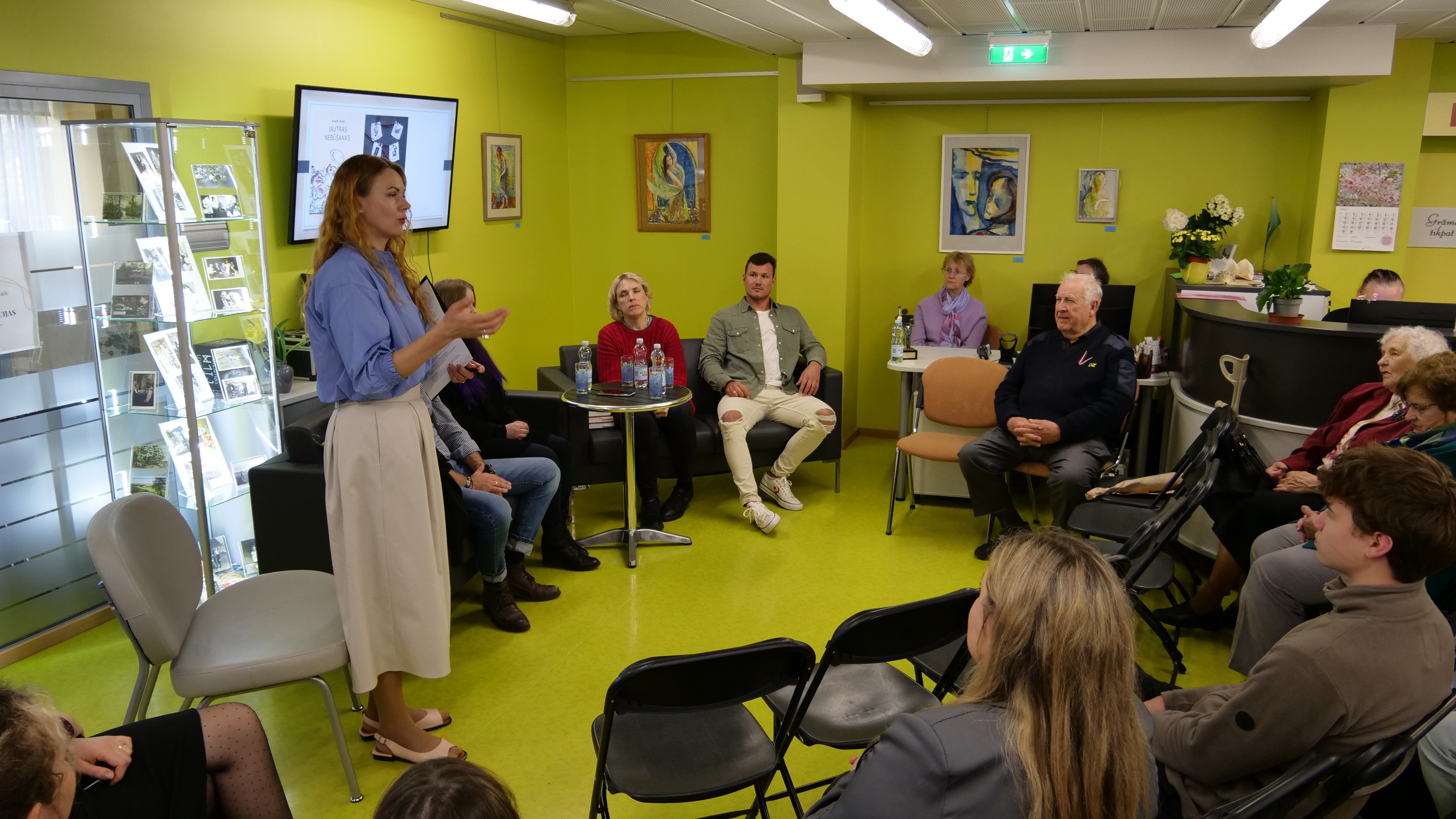 Pasākuma bilde bibliotēkas telpā ar dalībniekiem