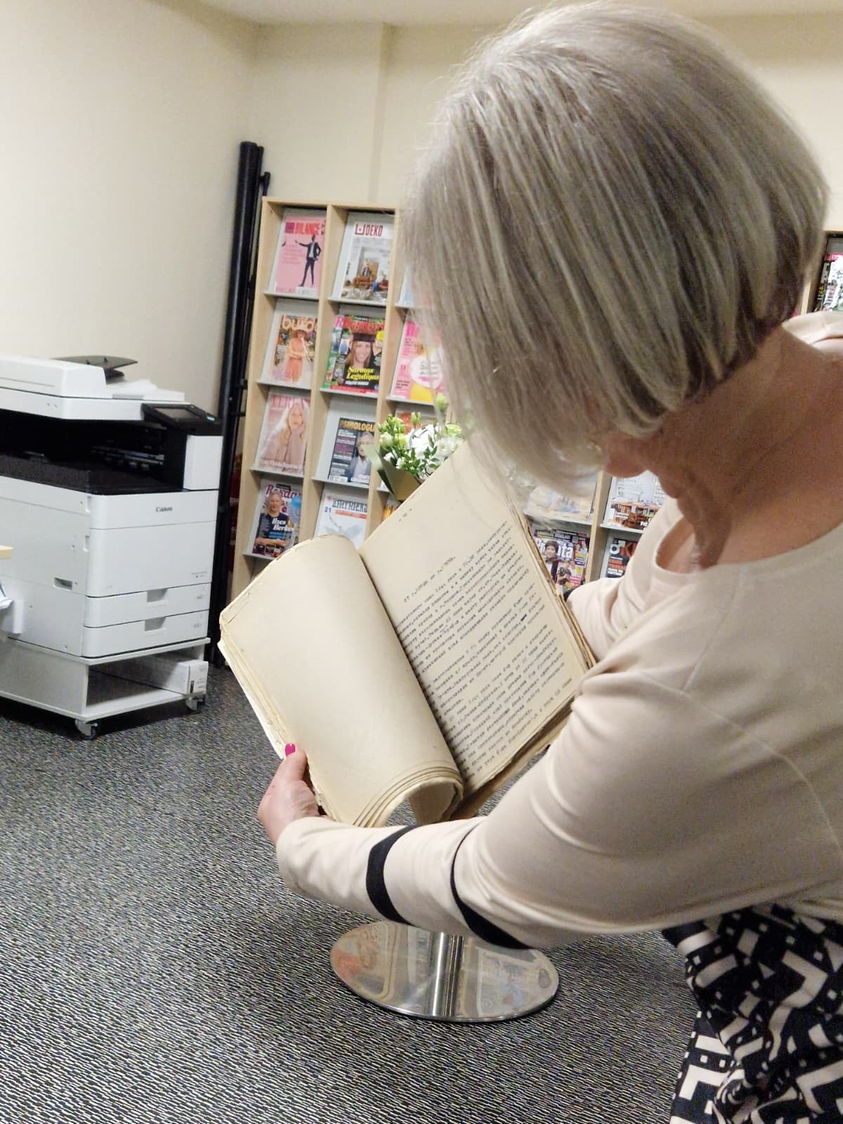 sievietes profils lasot grāmatu