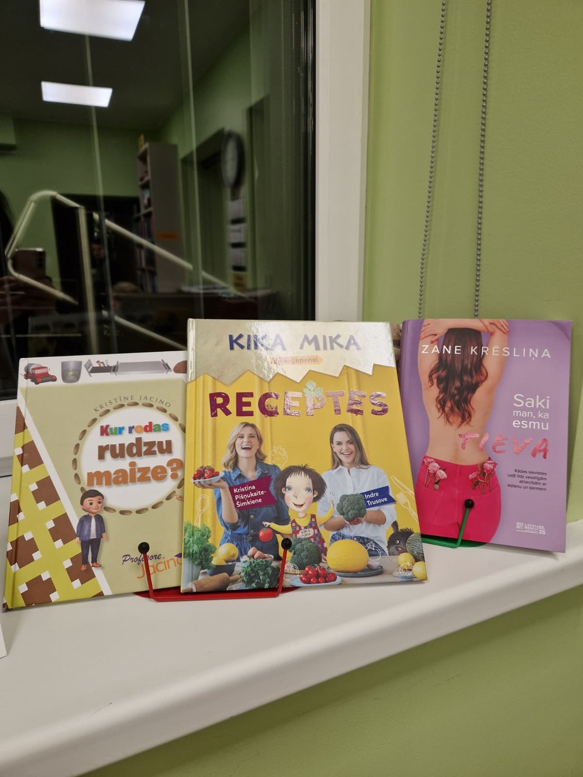 ;krāsainas grāmatas uz palodzes