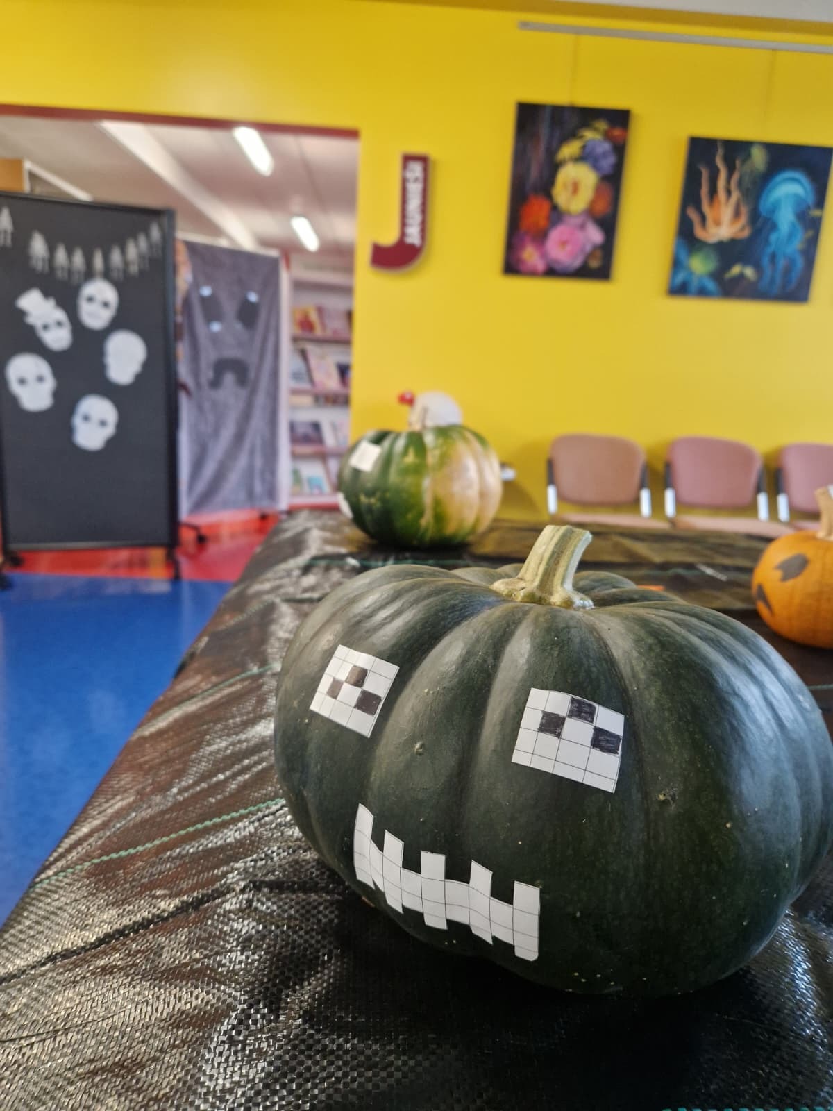 Halovīna elementi gaišā telpā