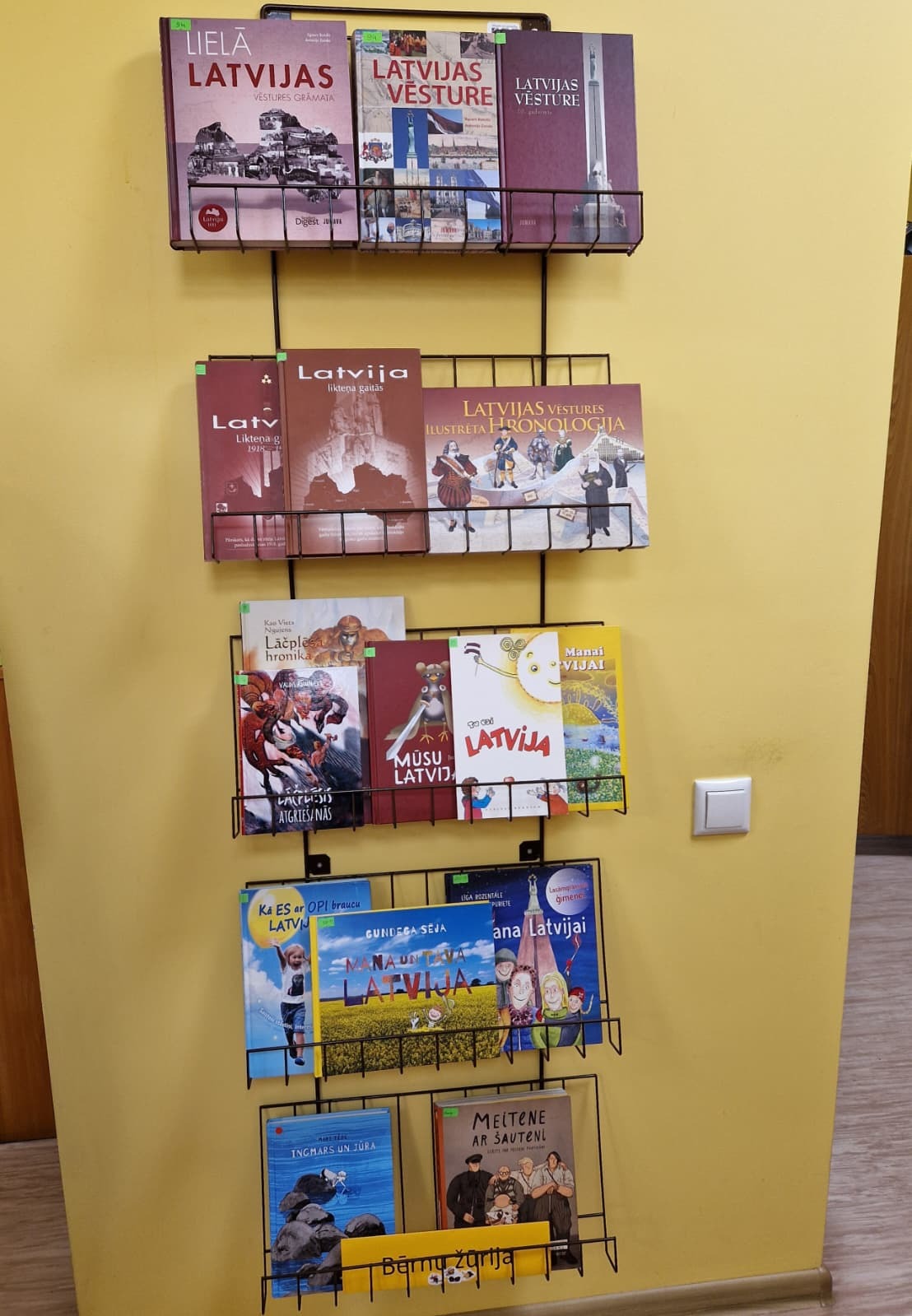 Stends ar grāmatām