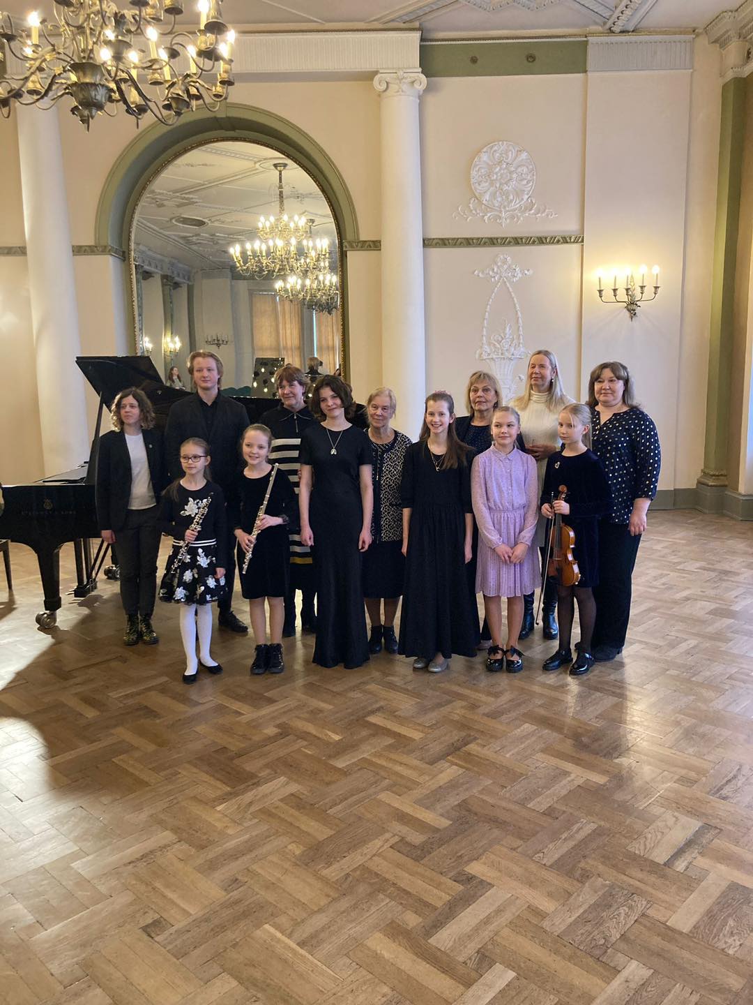 Mūzikas skolas audzēkņi pēc konkursa sapulcējušies uz kopbildi Rīgas Latviešu biedrības nama greznajā zālē