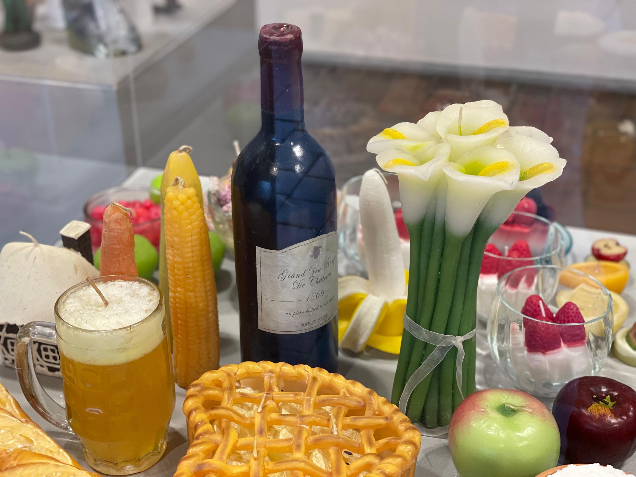 sveces no kolekcijas galda telpā