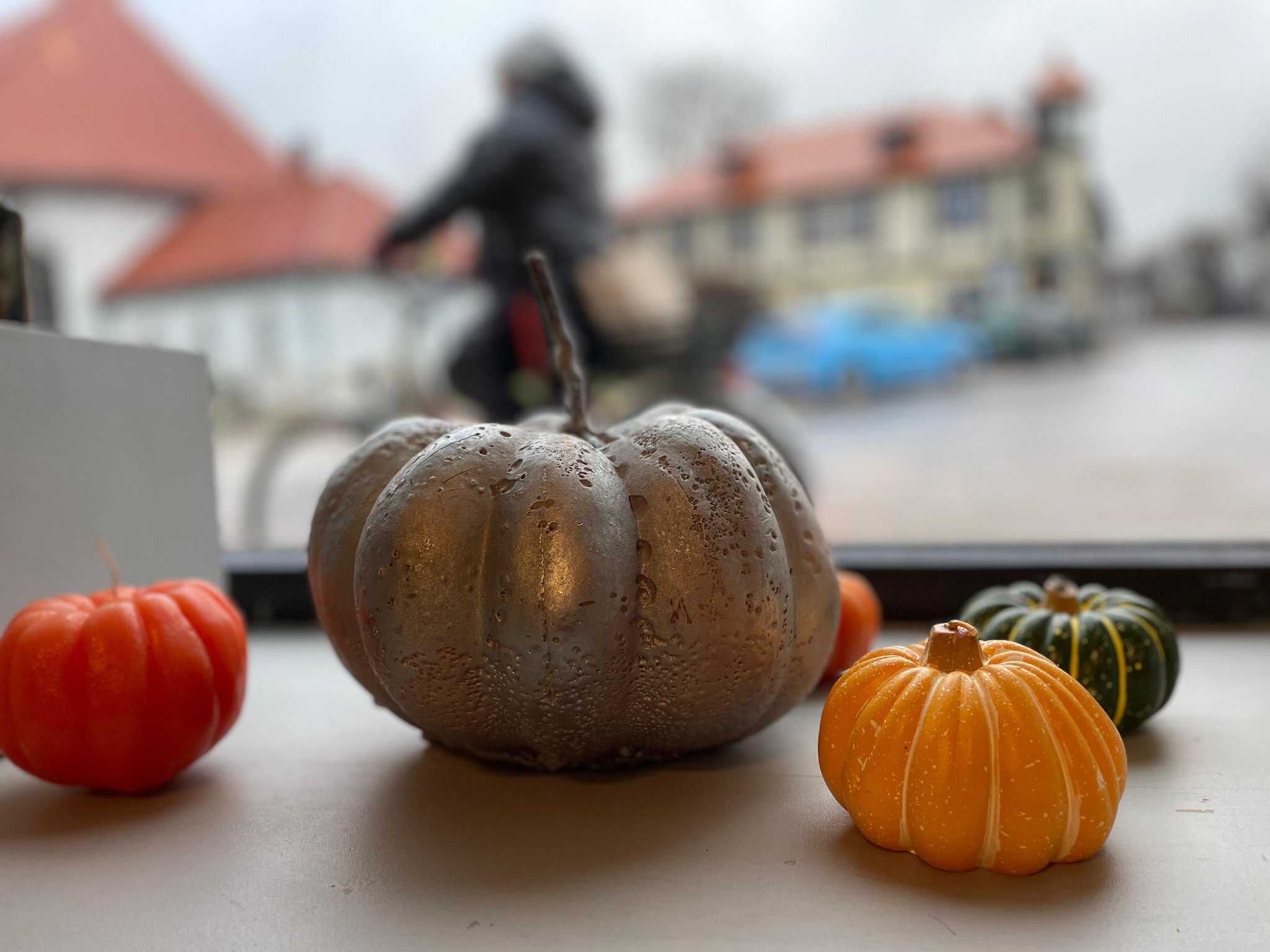 sveces no kolekcijas uz palodzes telpā