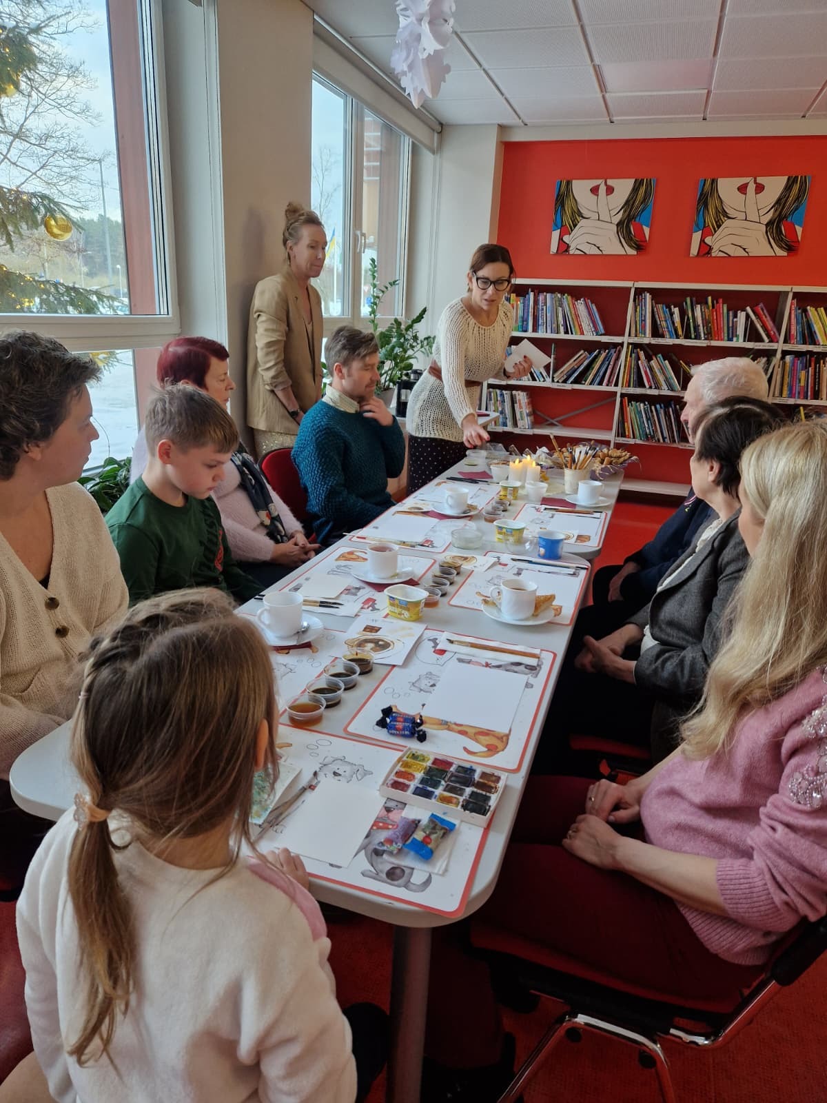 Radošie darbi uz krāsaina fona