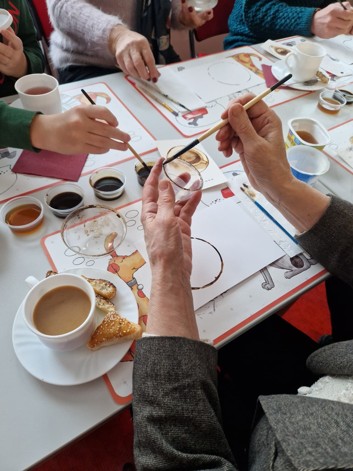 Radošie darbi uz krāsaina fona