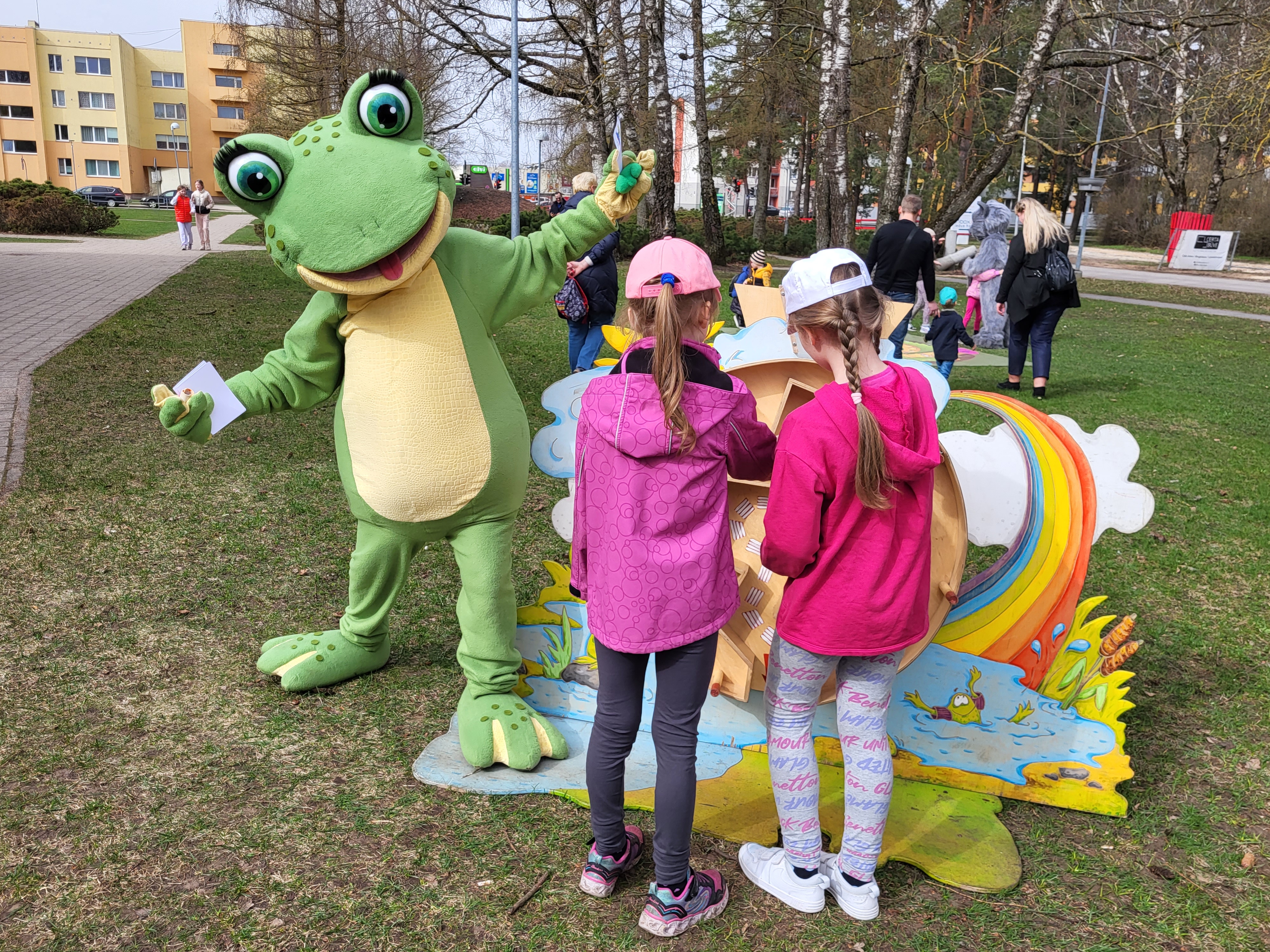 Lielformāta vardes maskas tēls vada brīvdabas aktivitātes bērniem