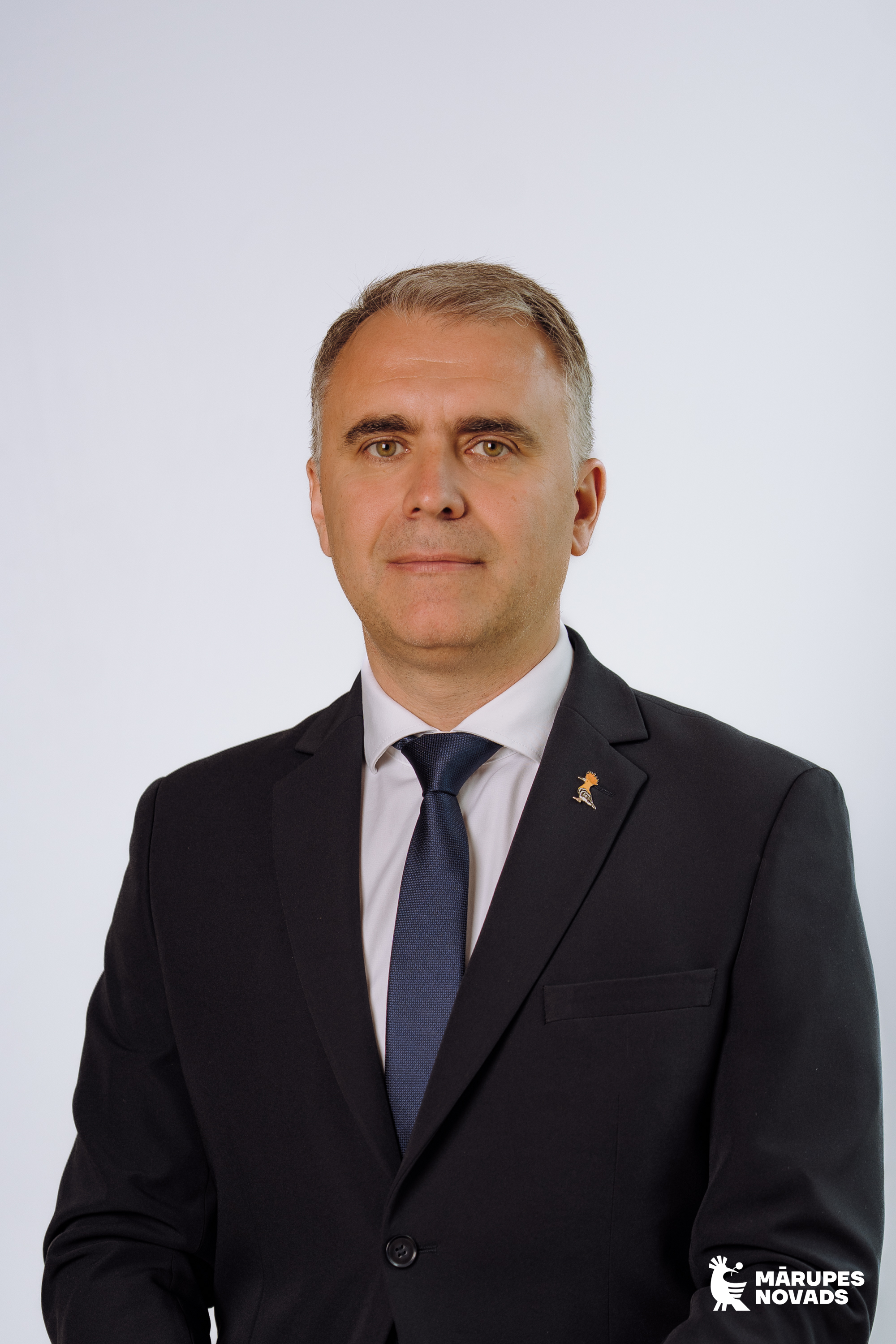 Vīrieša portrets uz gaiša fona