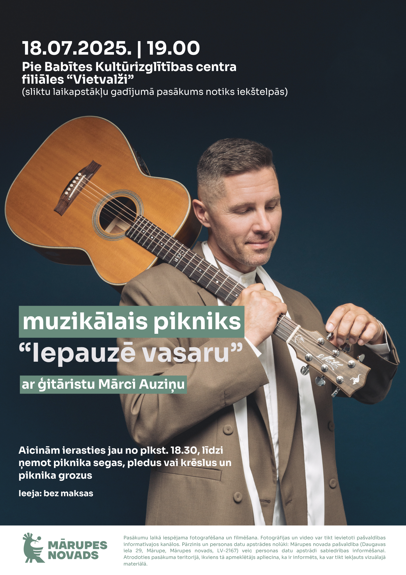 Vīrietis ar ģitāru un virsū teksts par koncertu