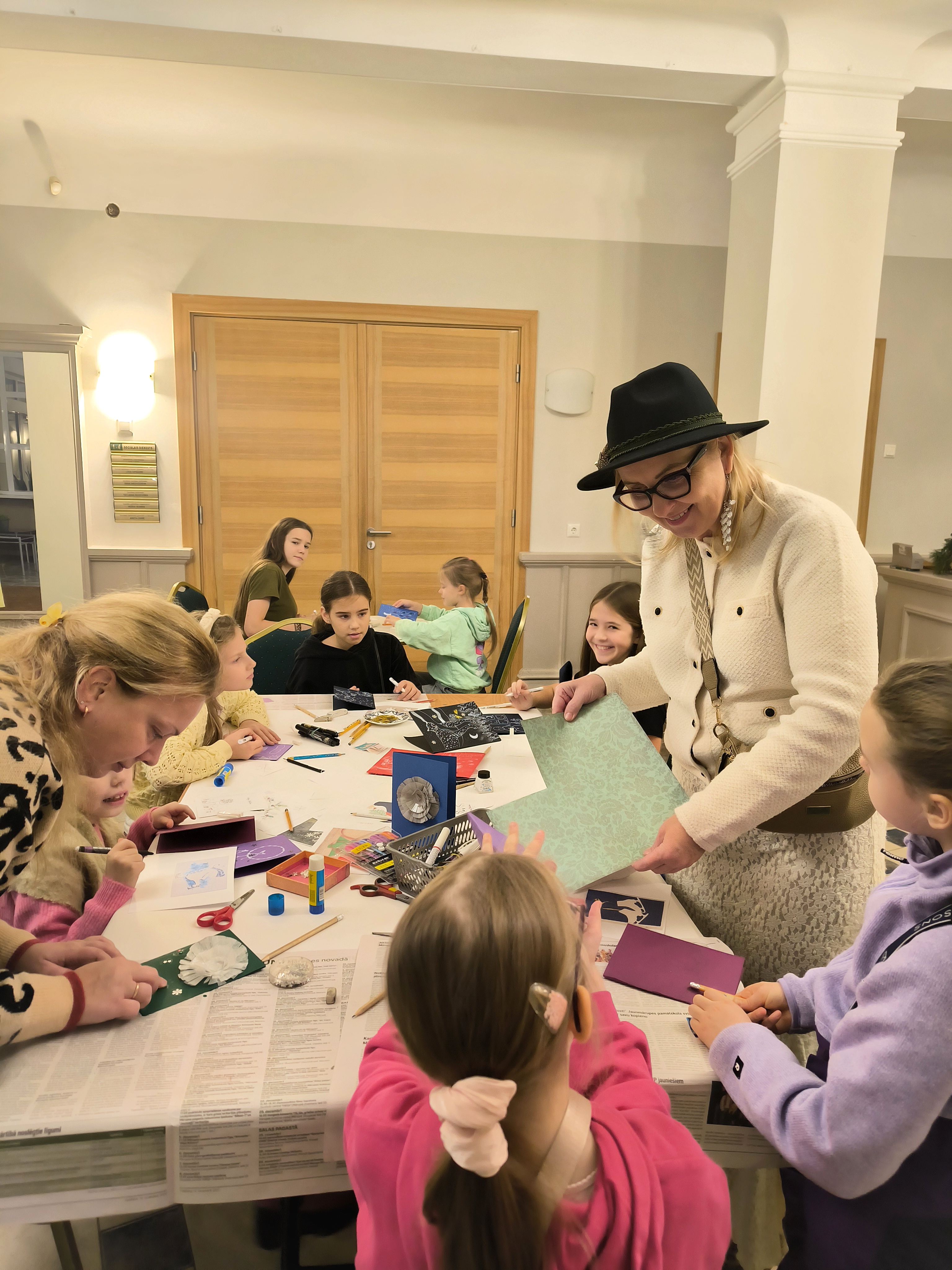 bērni radošajā darbnīcā