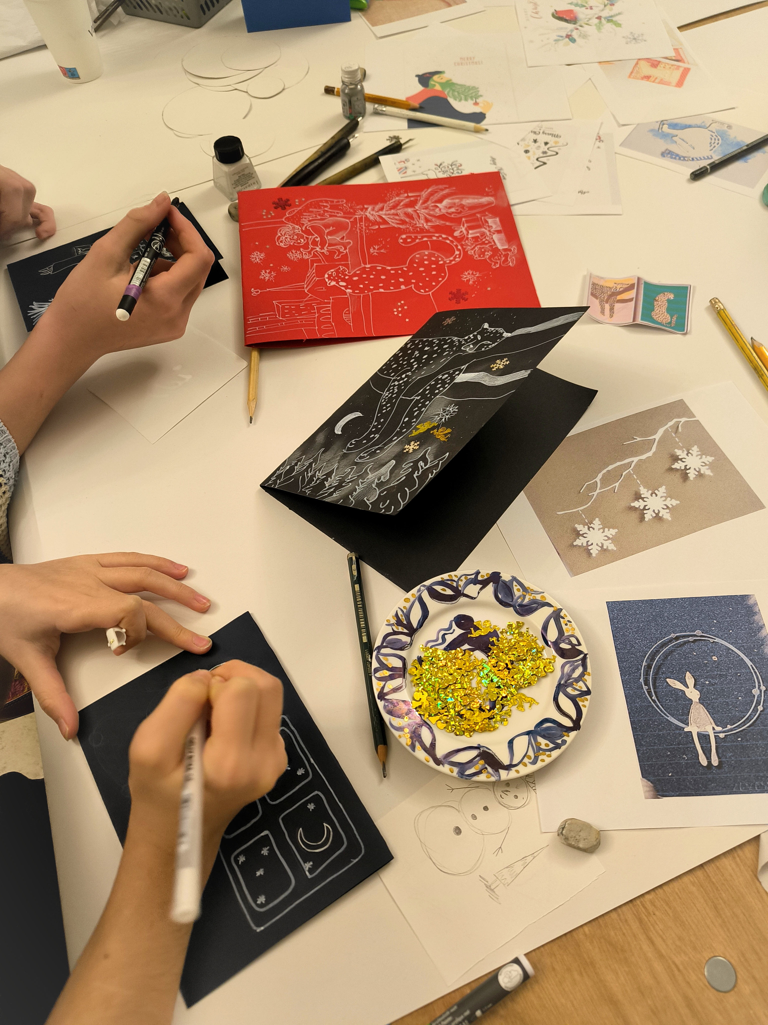 bērni radošajā darbnīcā