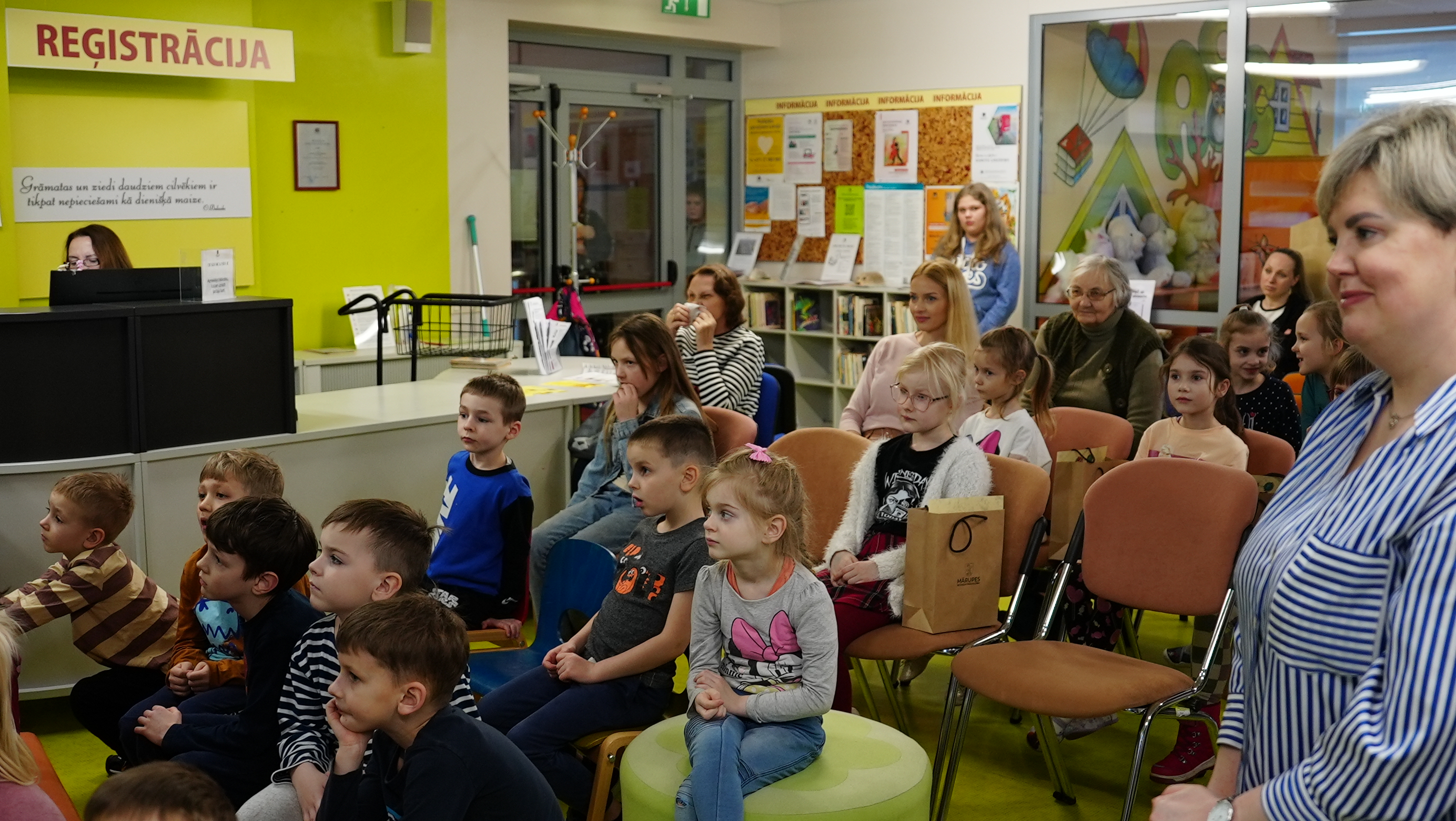 Dažādi bērni un arī pieaugušie sanākuši Mārupes novada bibliotēkā uz pasākumu