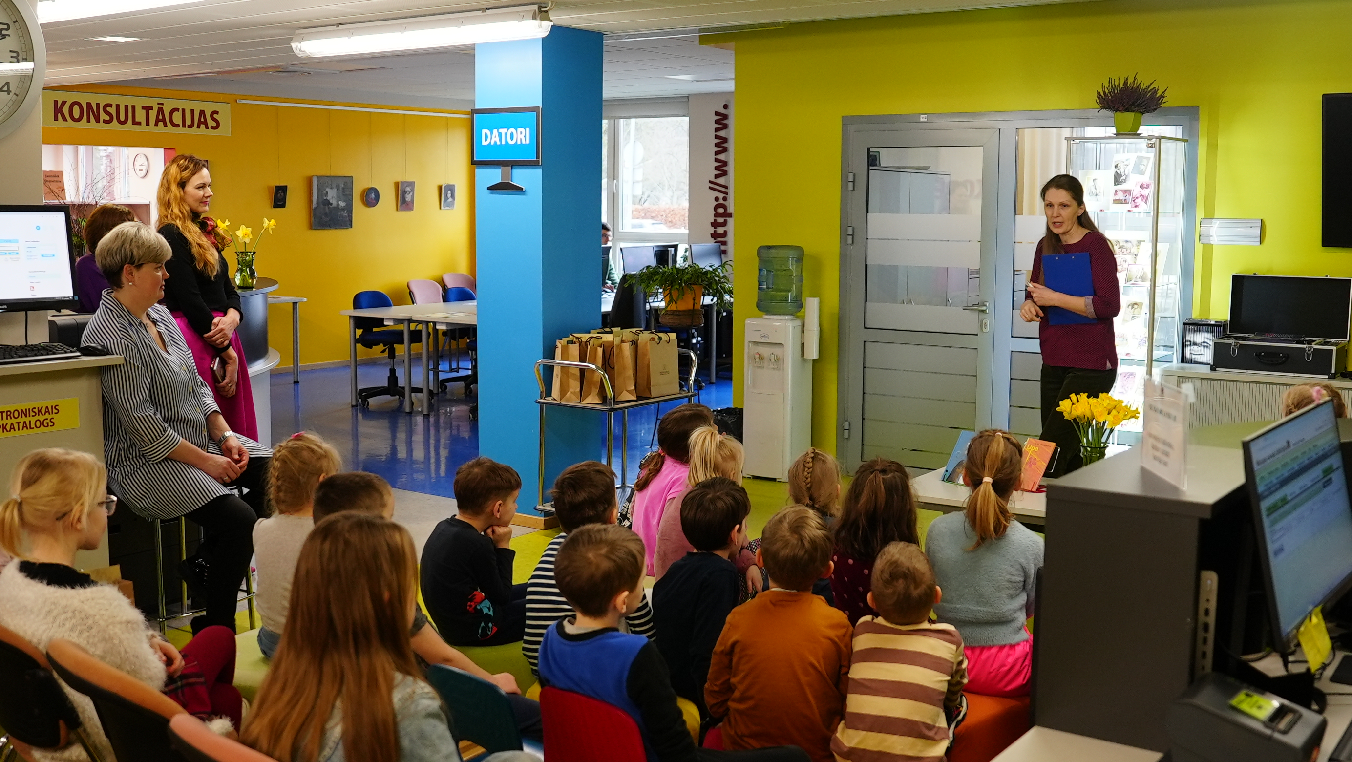 Dažādi bērni un arī pieaugušie sanākuši Mārupes novada bibliotēkā uz pasākumu