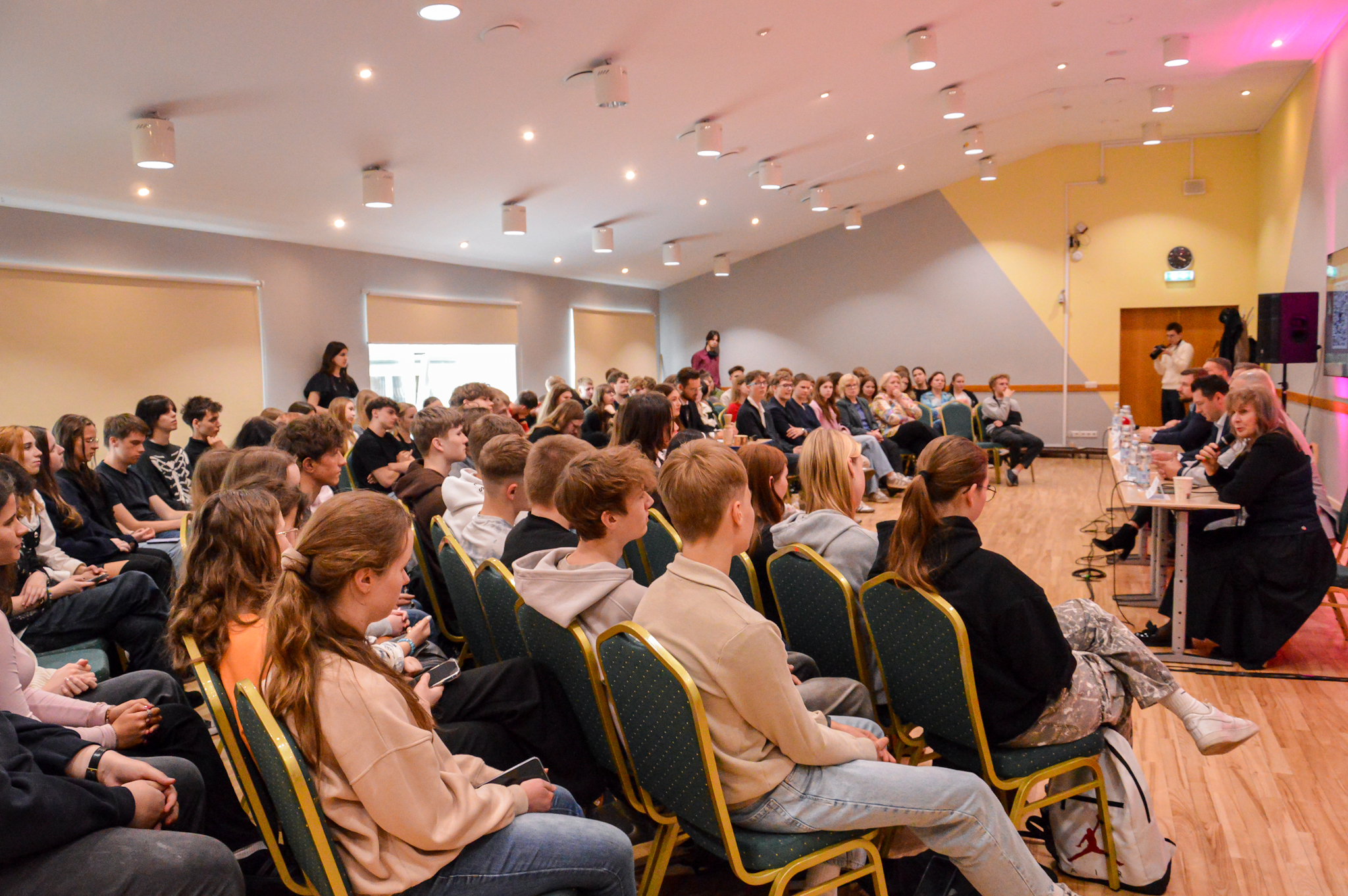 Jaunieši diskusiju pasākumā 