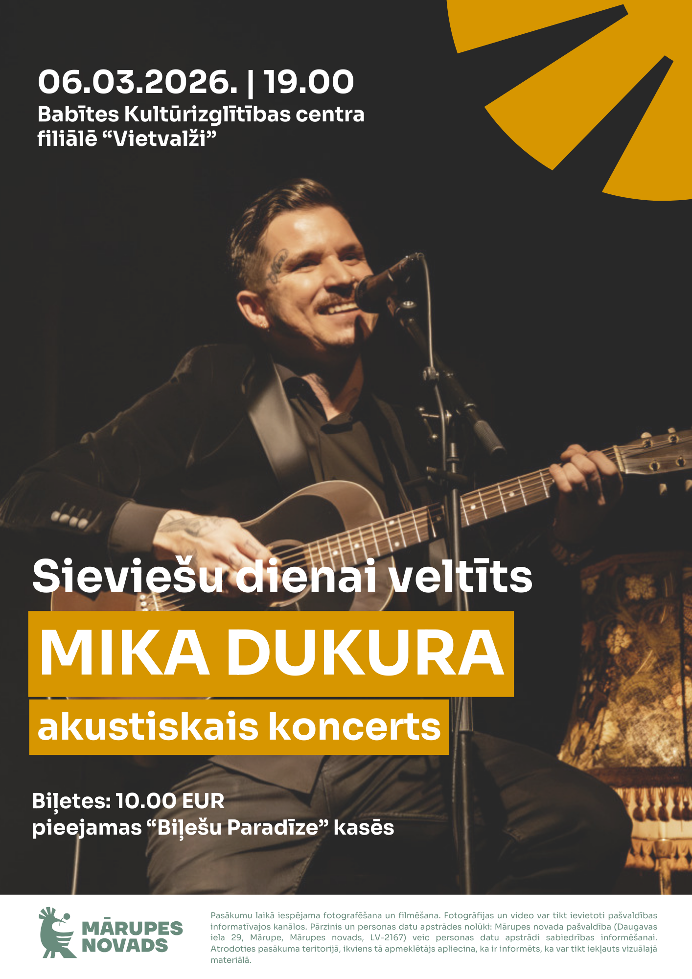 UZ TUMŠ FONA VĪRIETIS AR ĢITĀRU