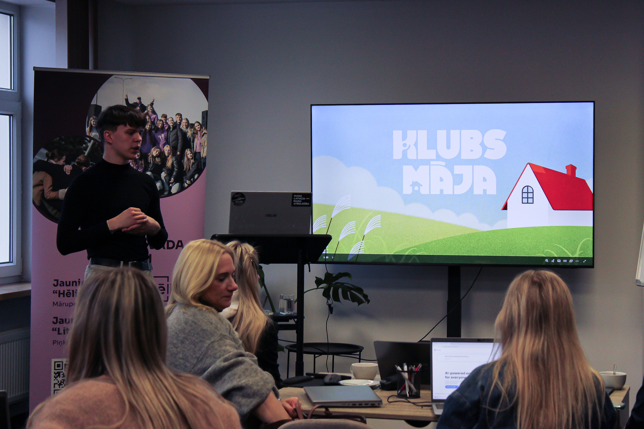 prezentācija uz ekrāna un cilvēks moderē