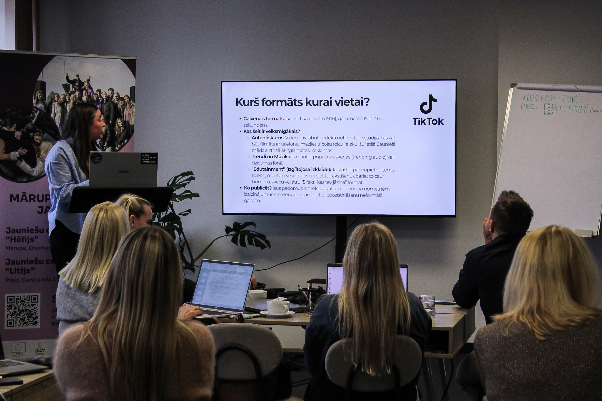 Cilvēki apmācībās gaišā telpā