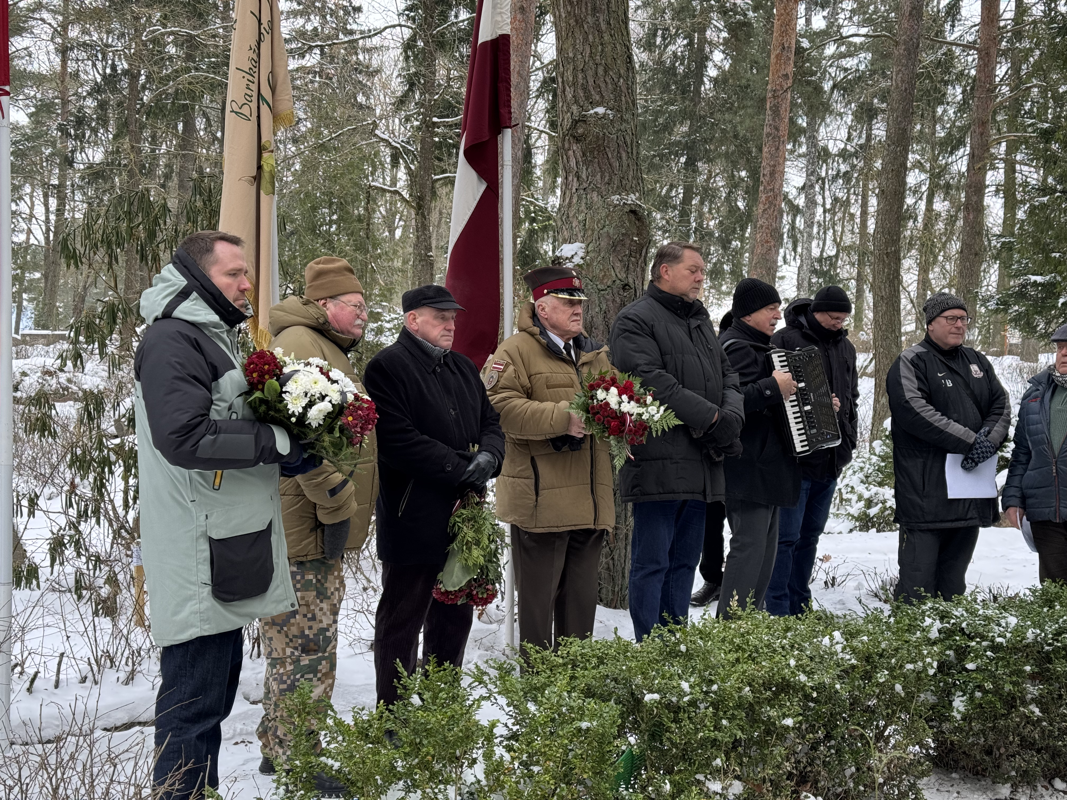 cilvēku pulks ziemas āra pasākumā