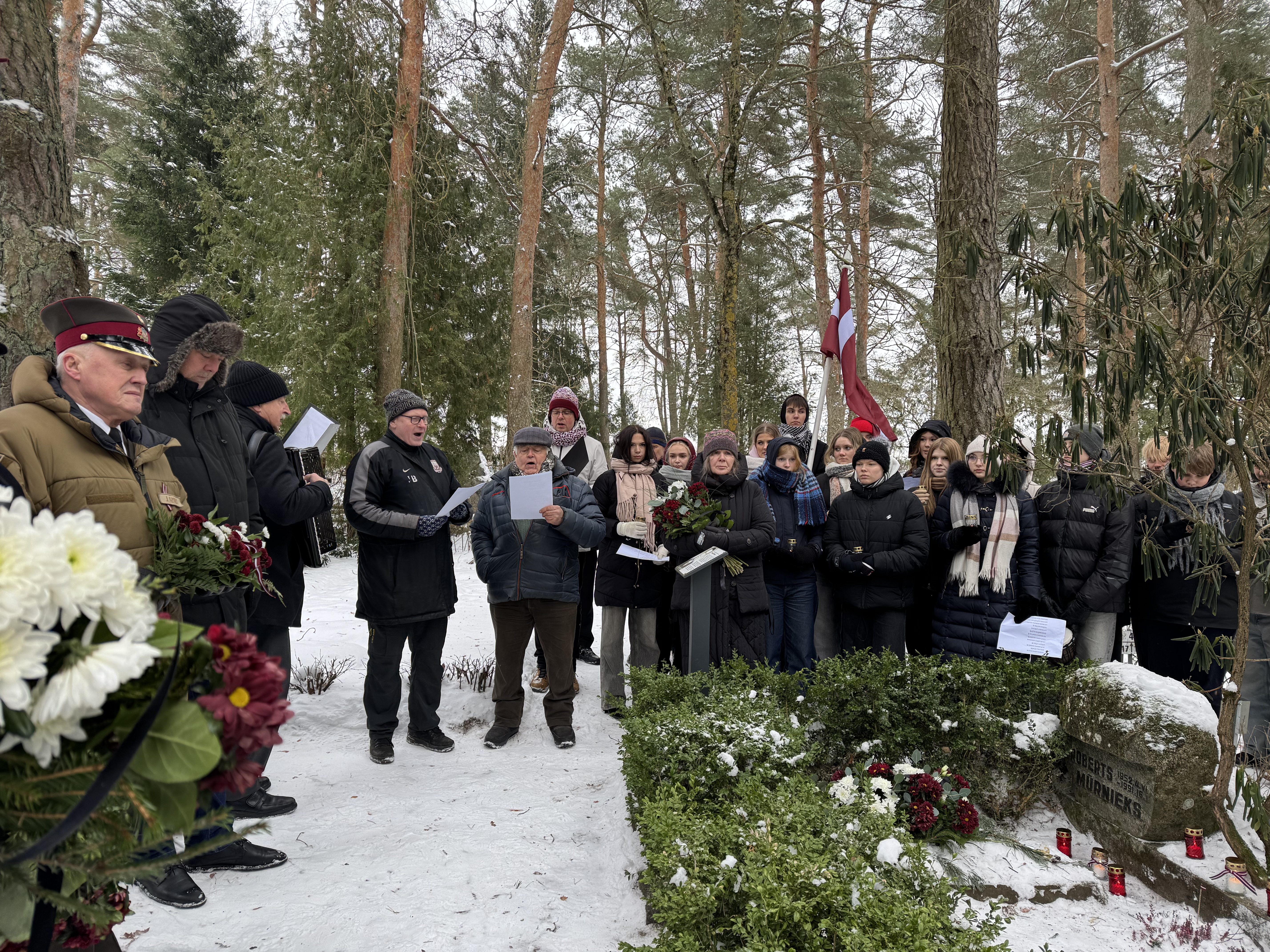 cilvēku pulks ziemas āra pasākumā