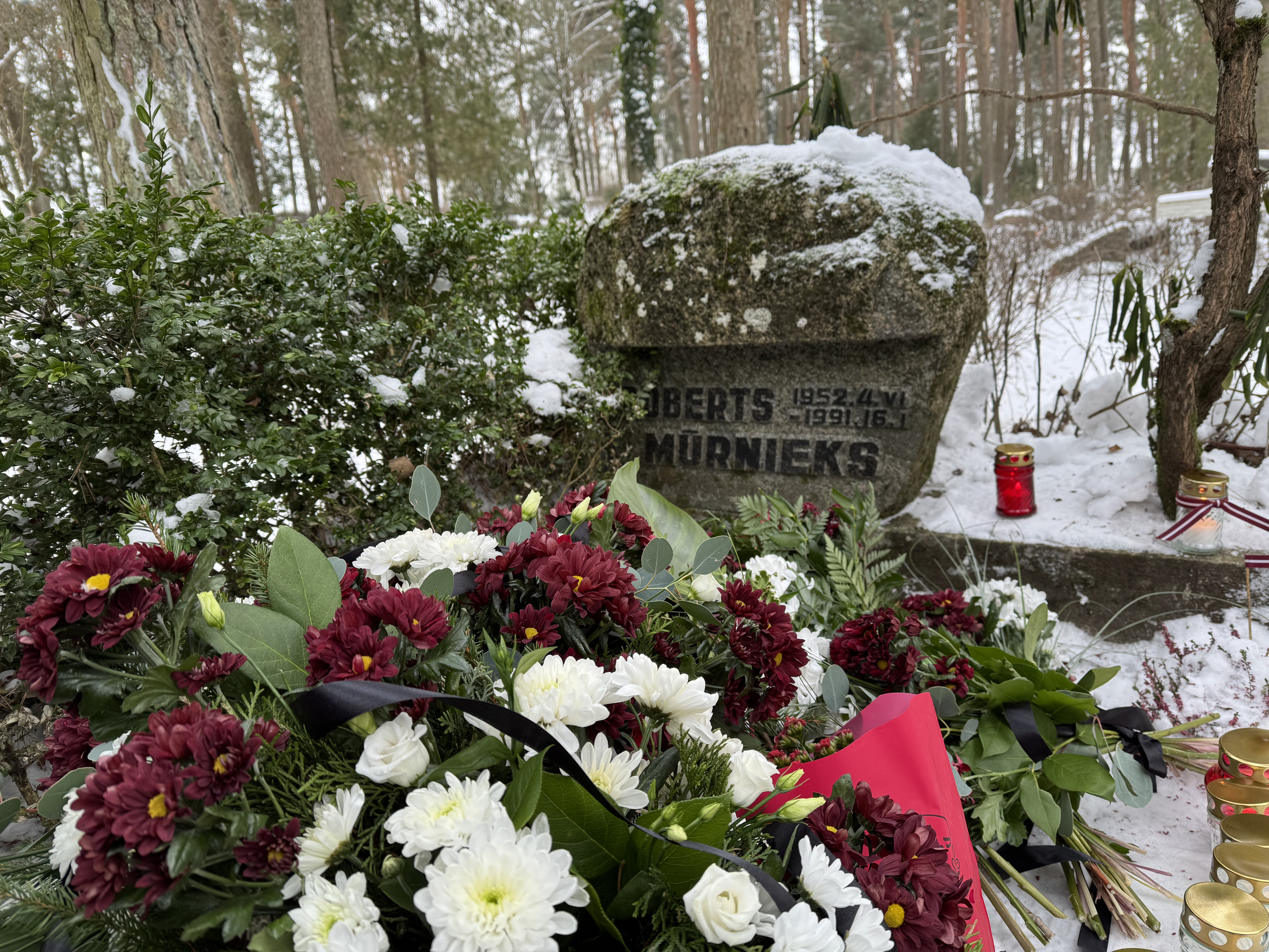 kapu piemineklis ar ziediem