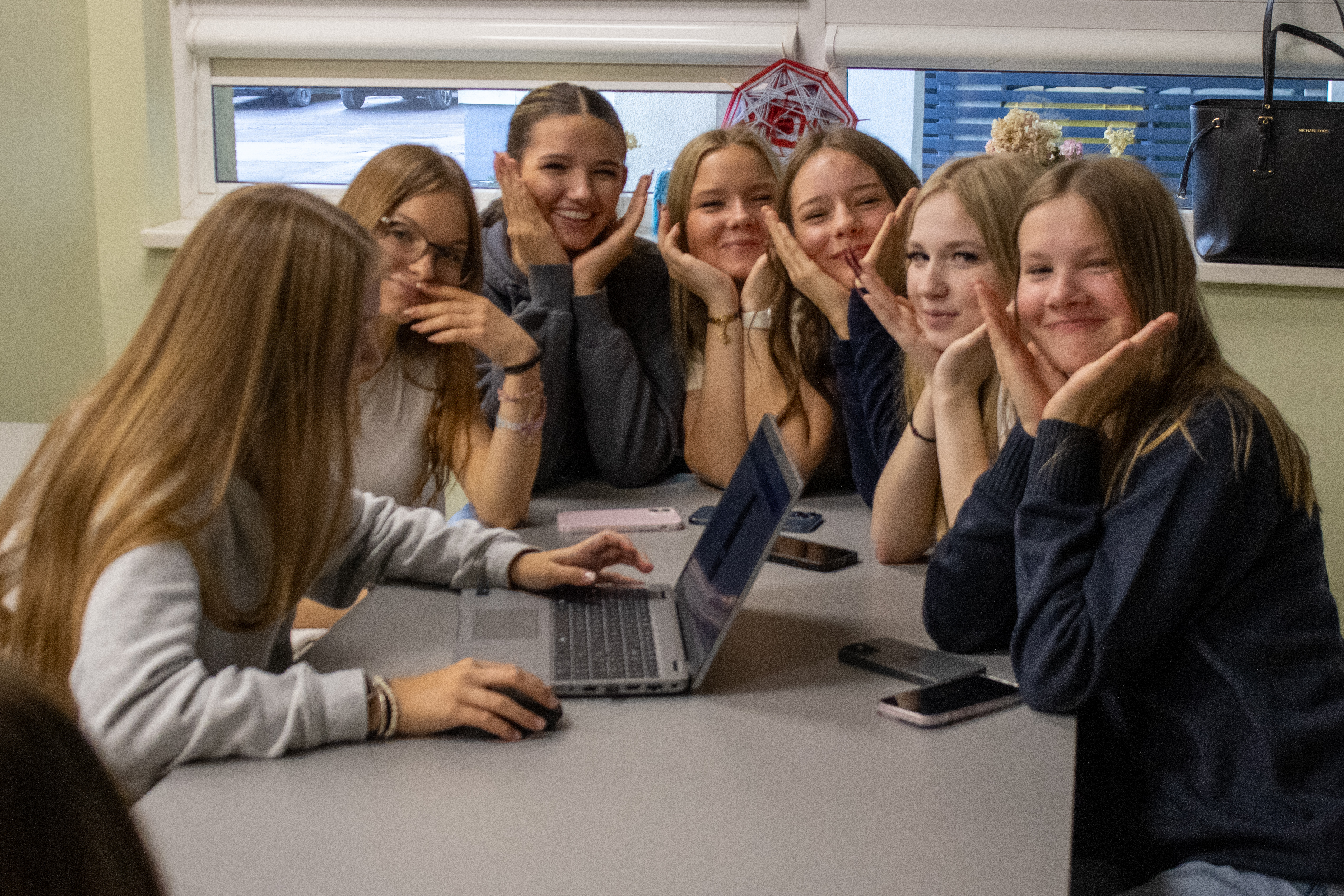 Jaunieši darbojas nodarbībā pie galda