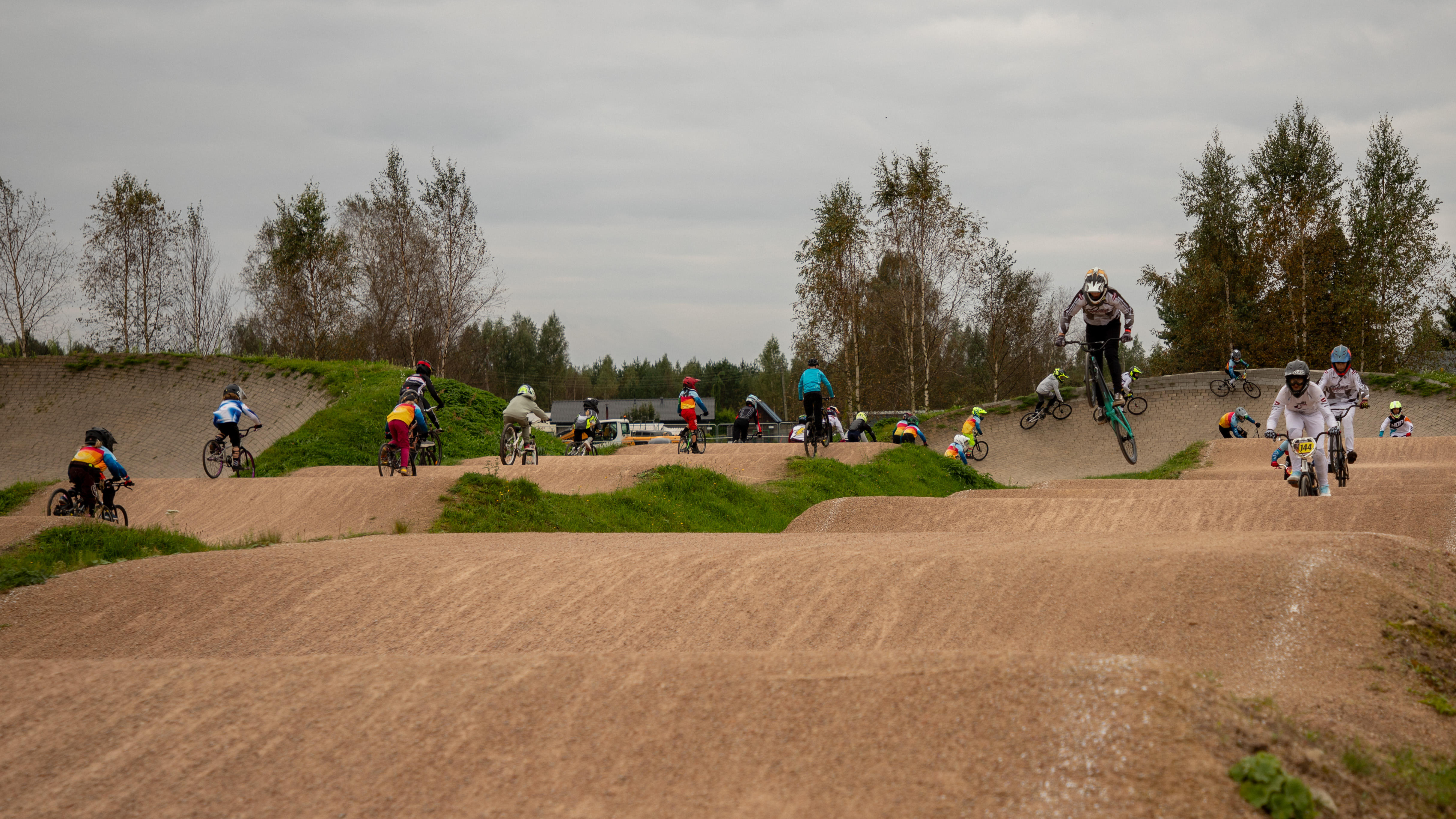 BMX  trasē bērnu sacensību dalībnieki