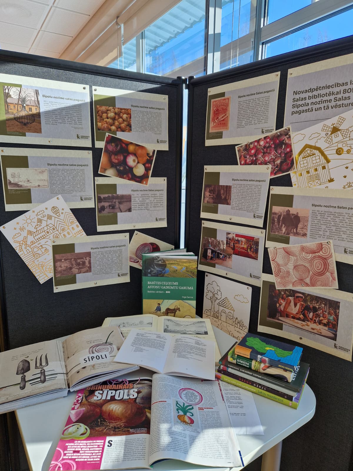 Izstādes stendi ar fotogrāfijām