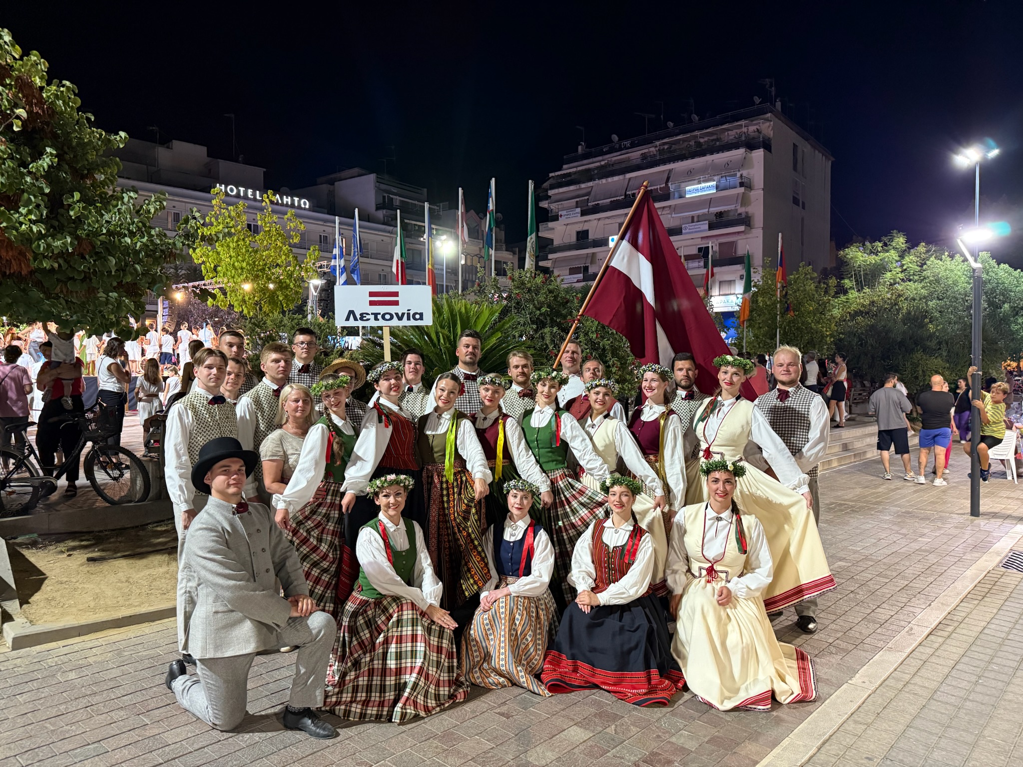 Deju kolektīva dalībnieku bilde tērpos festivālā