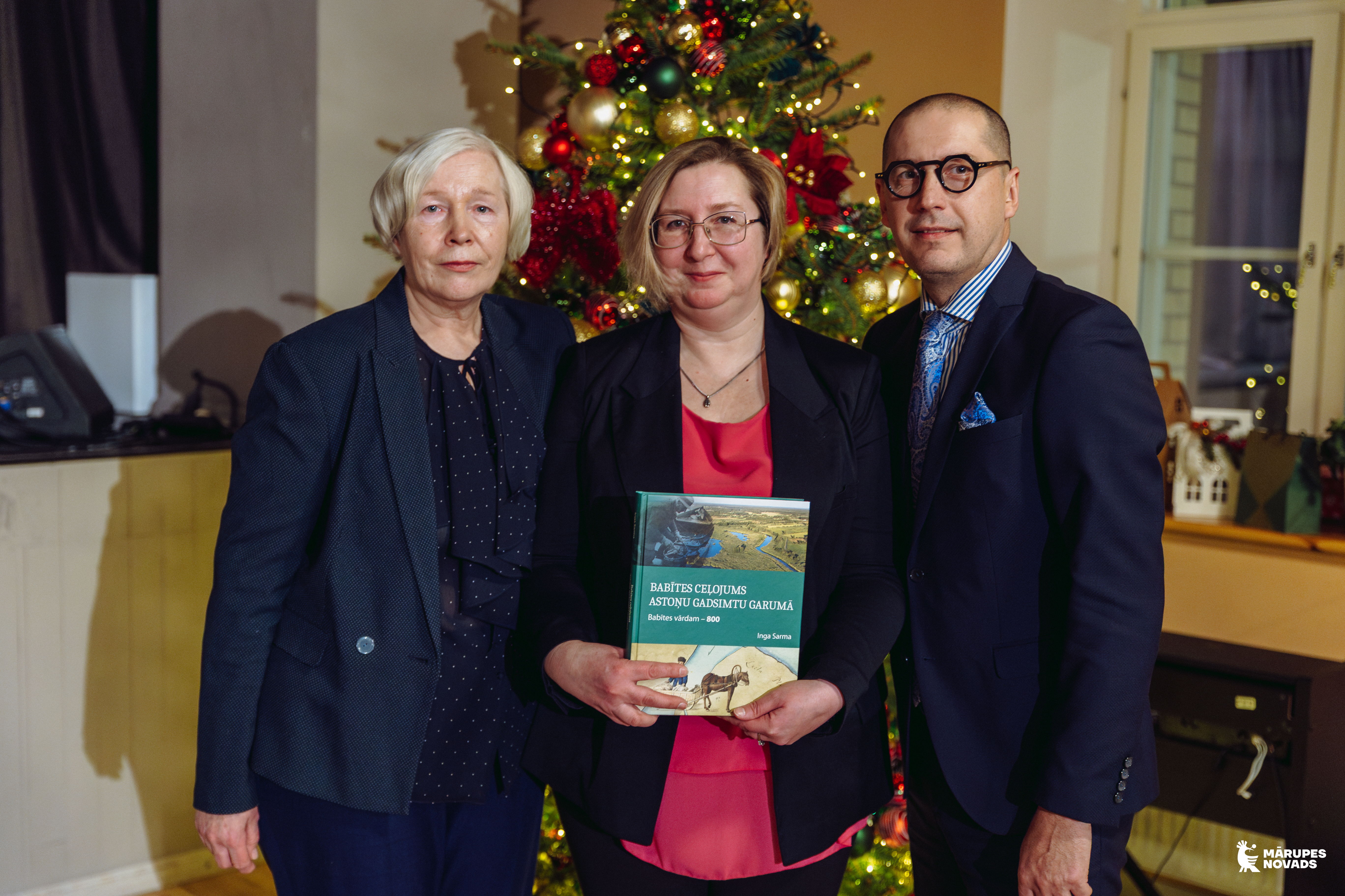 Trīs personu kopbilde