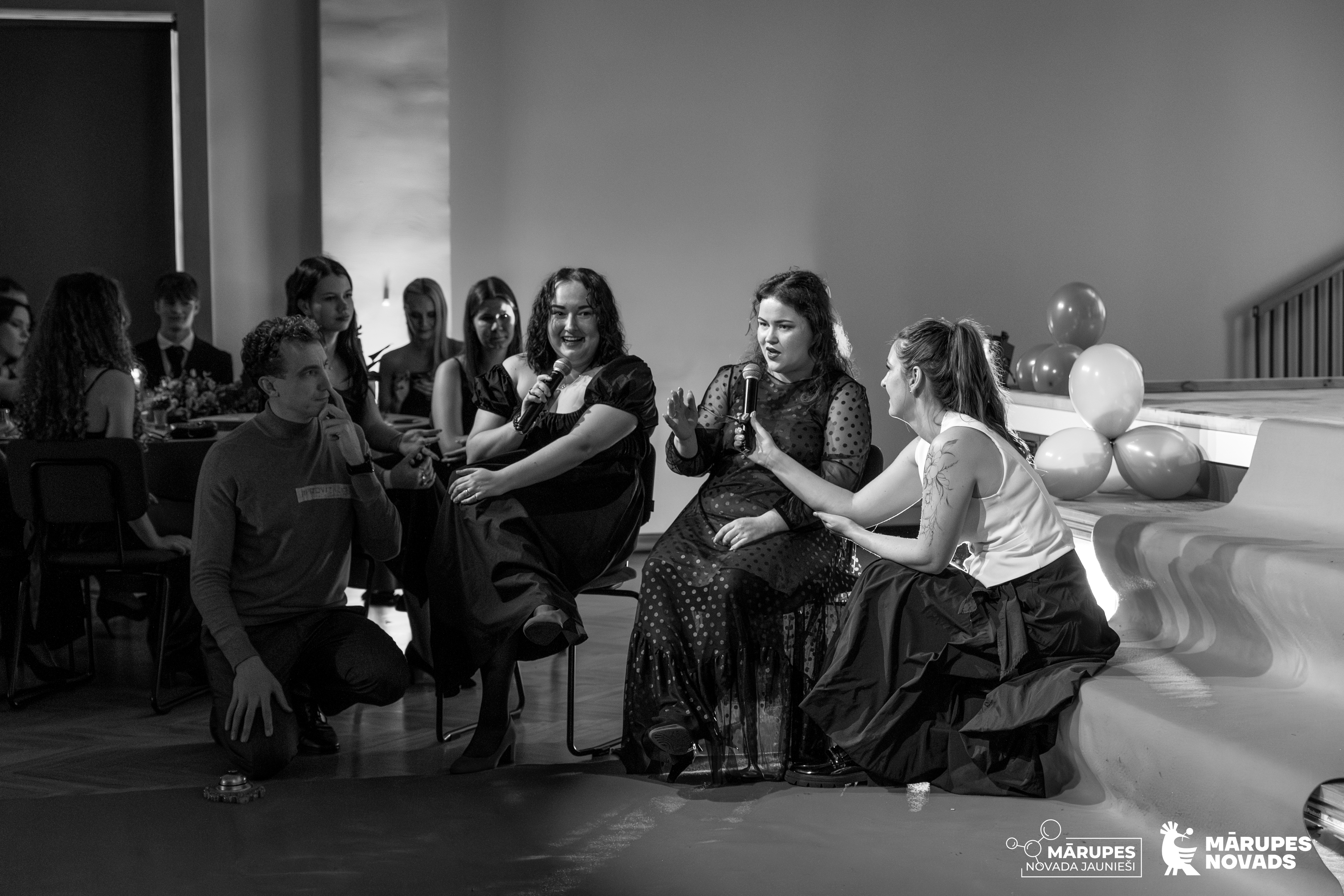 melnbalta bilde no jauniešu pasākuma