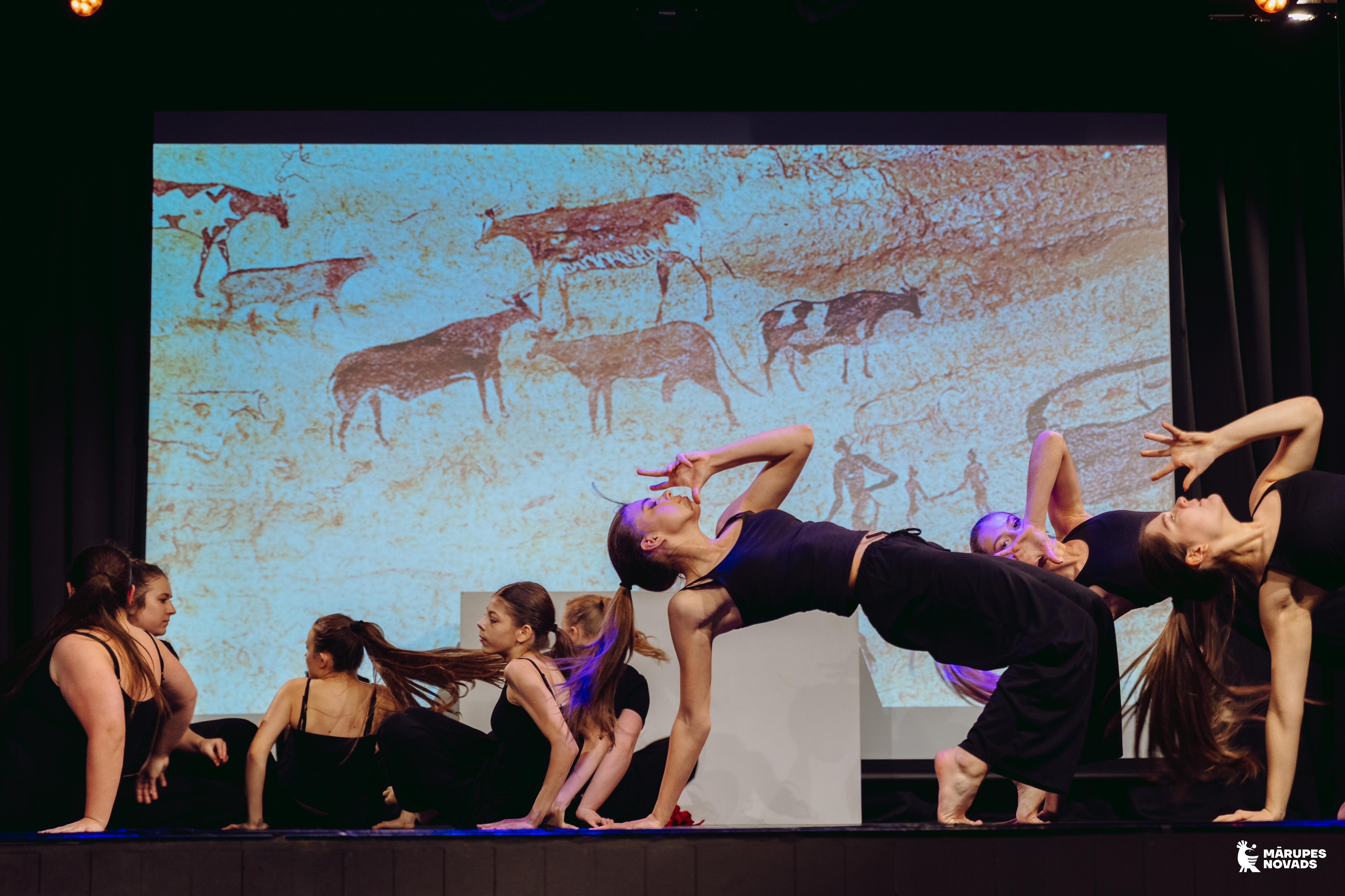 Jauniešu deju grupa uz skatuves