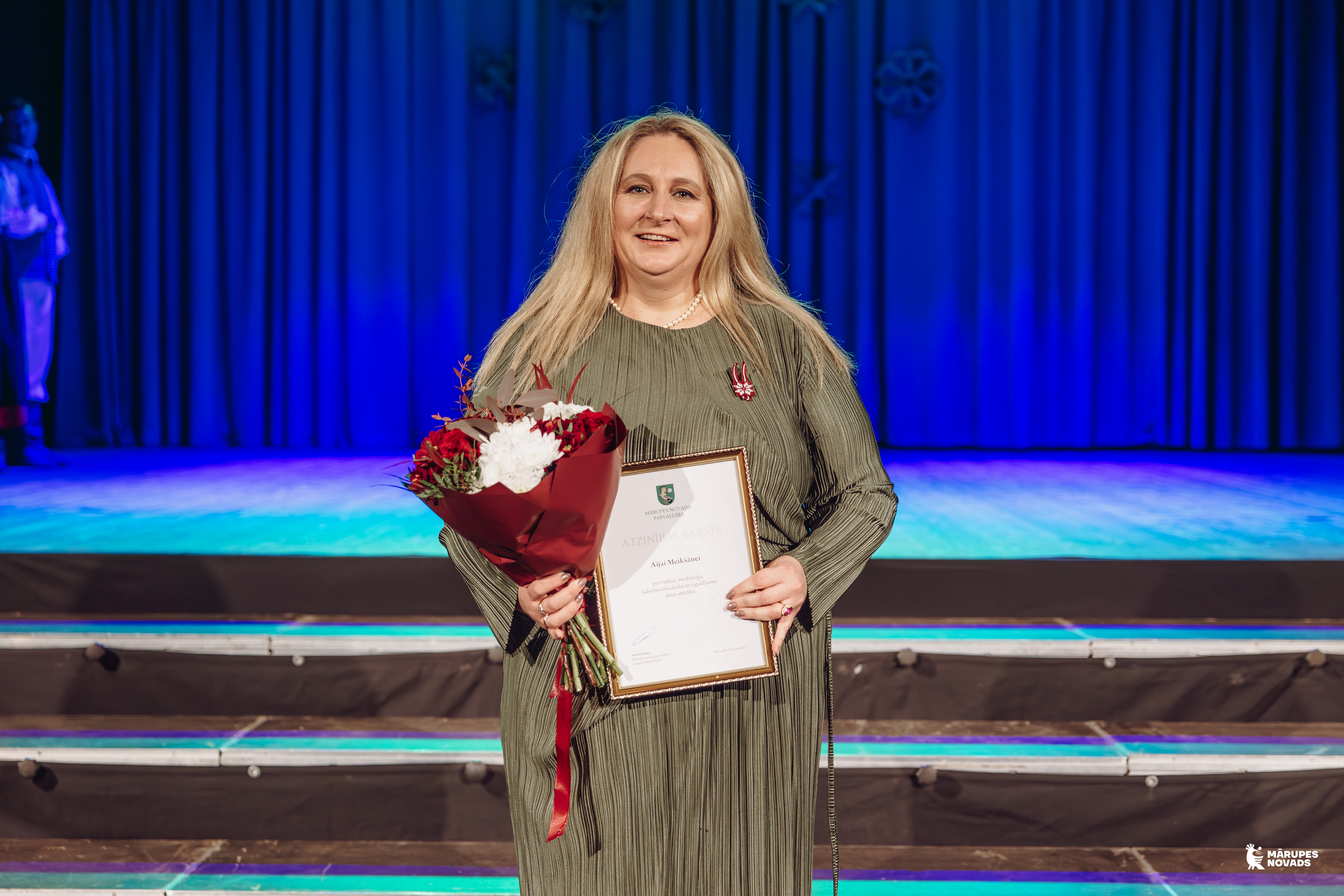 cilvēks ar apbalvojumu