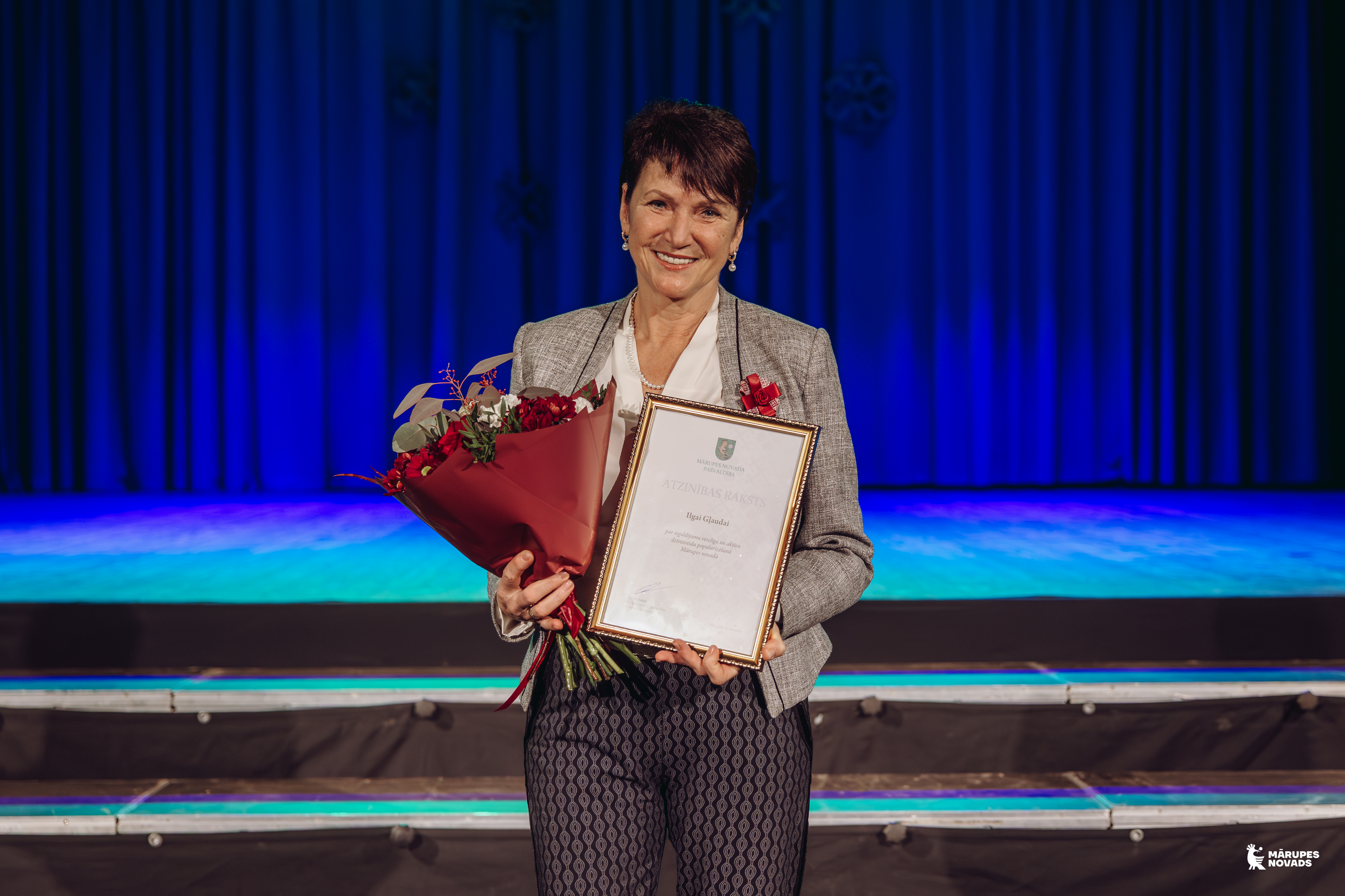 cilvēks ar apbalvojumu