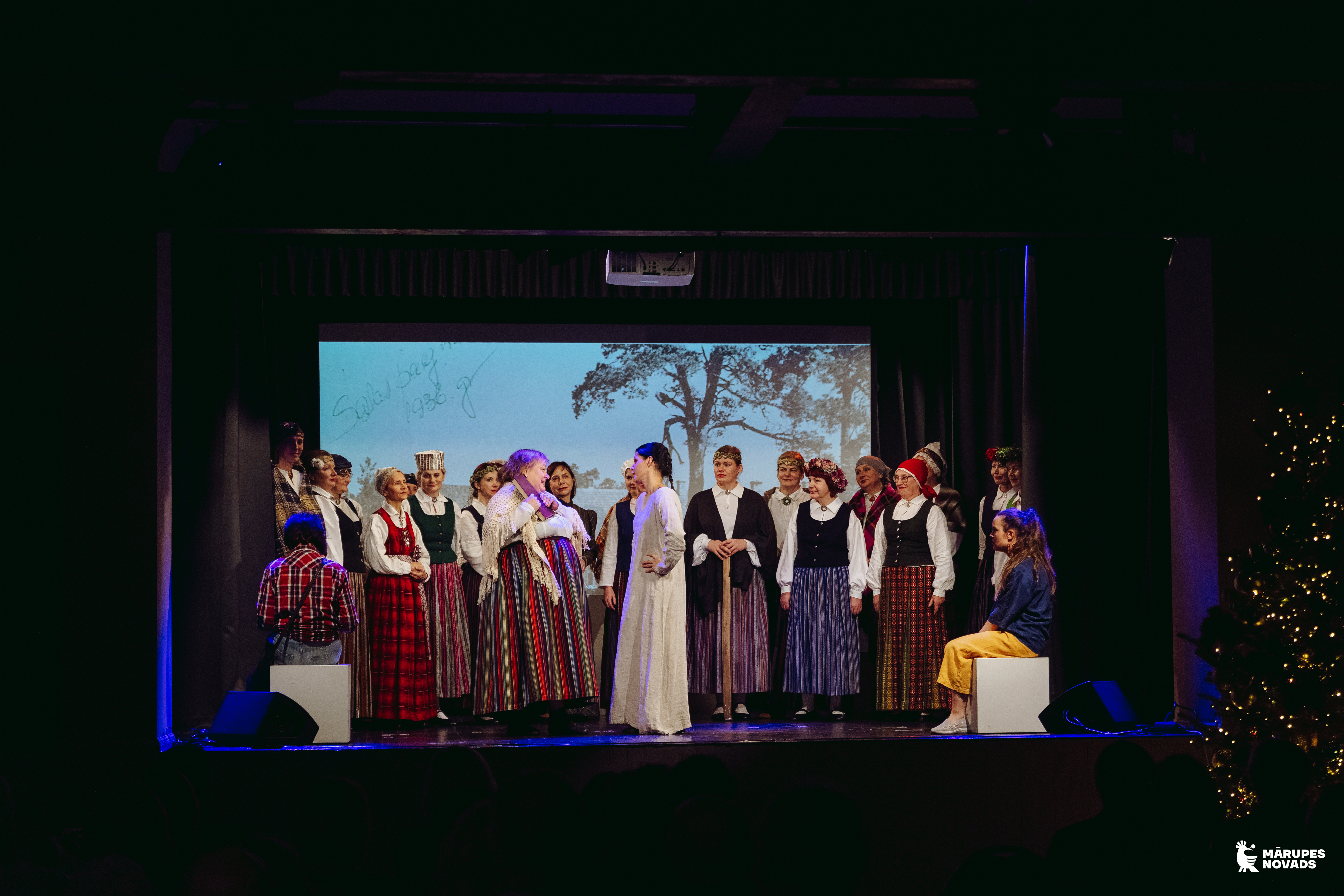 Mākslinieku kopbilde uz skatuves