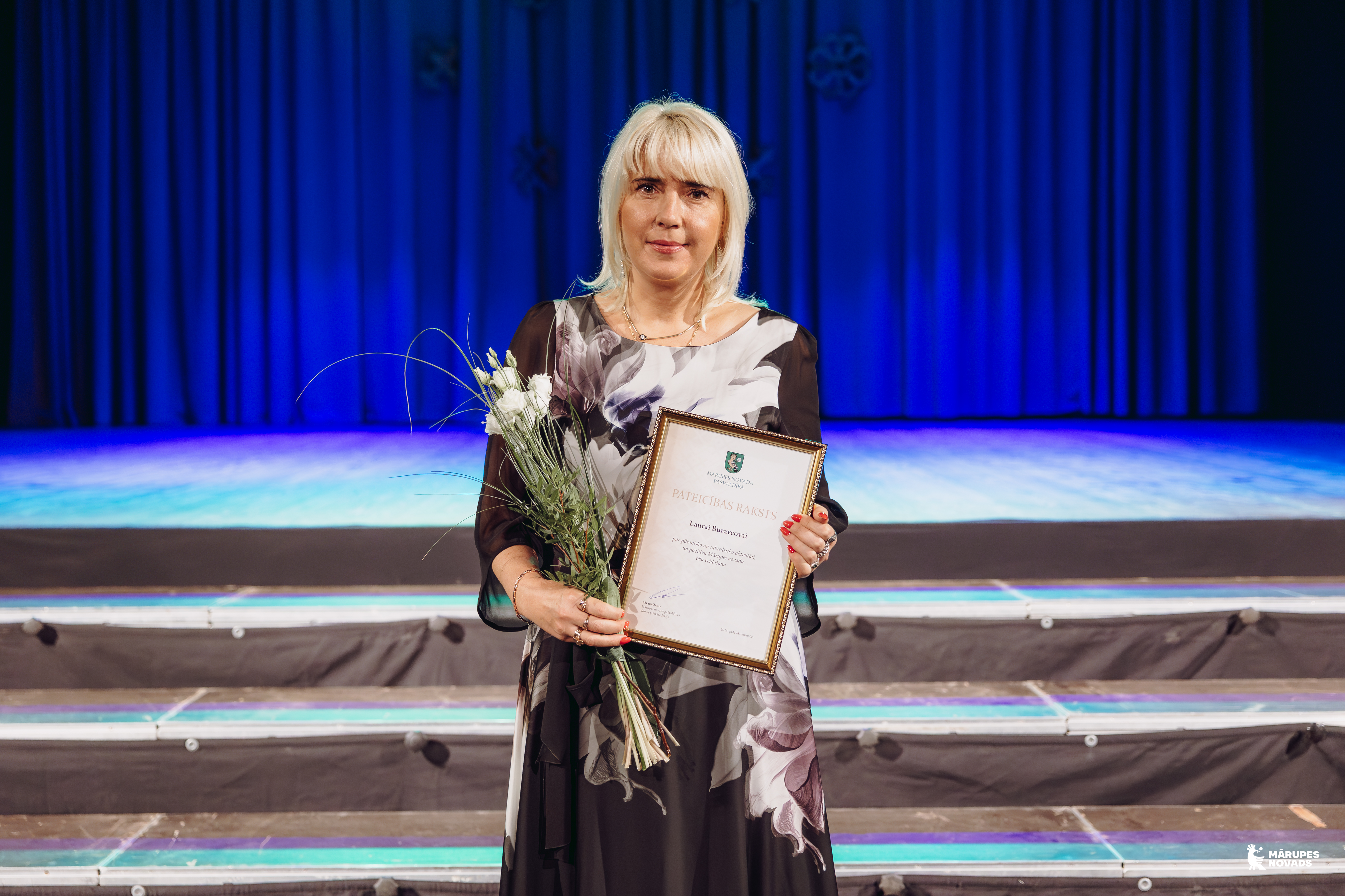 cilvēks ar apbalvojumu