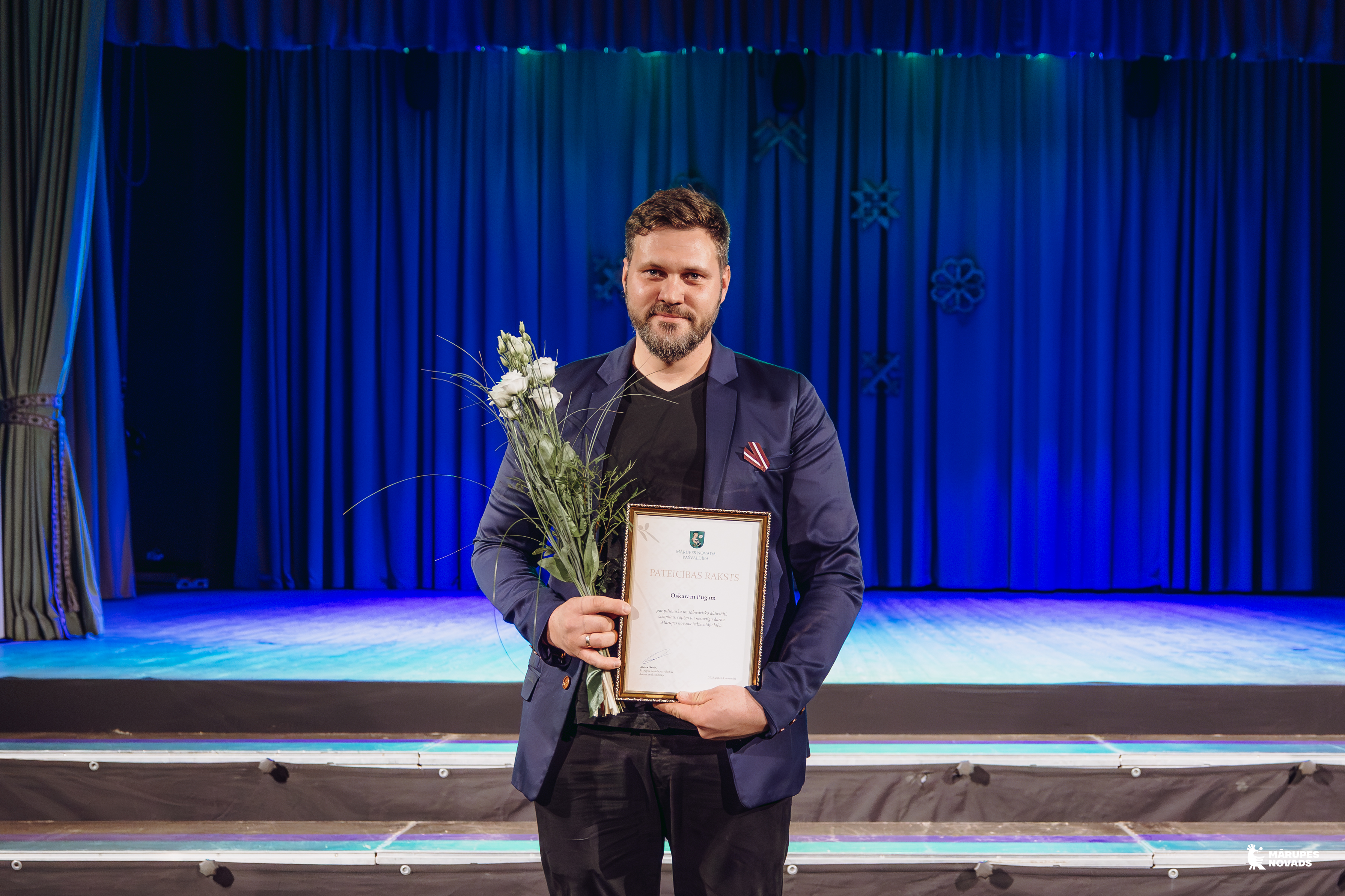 cilvēks ar apbalvojumu