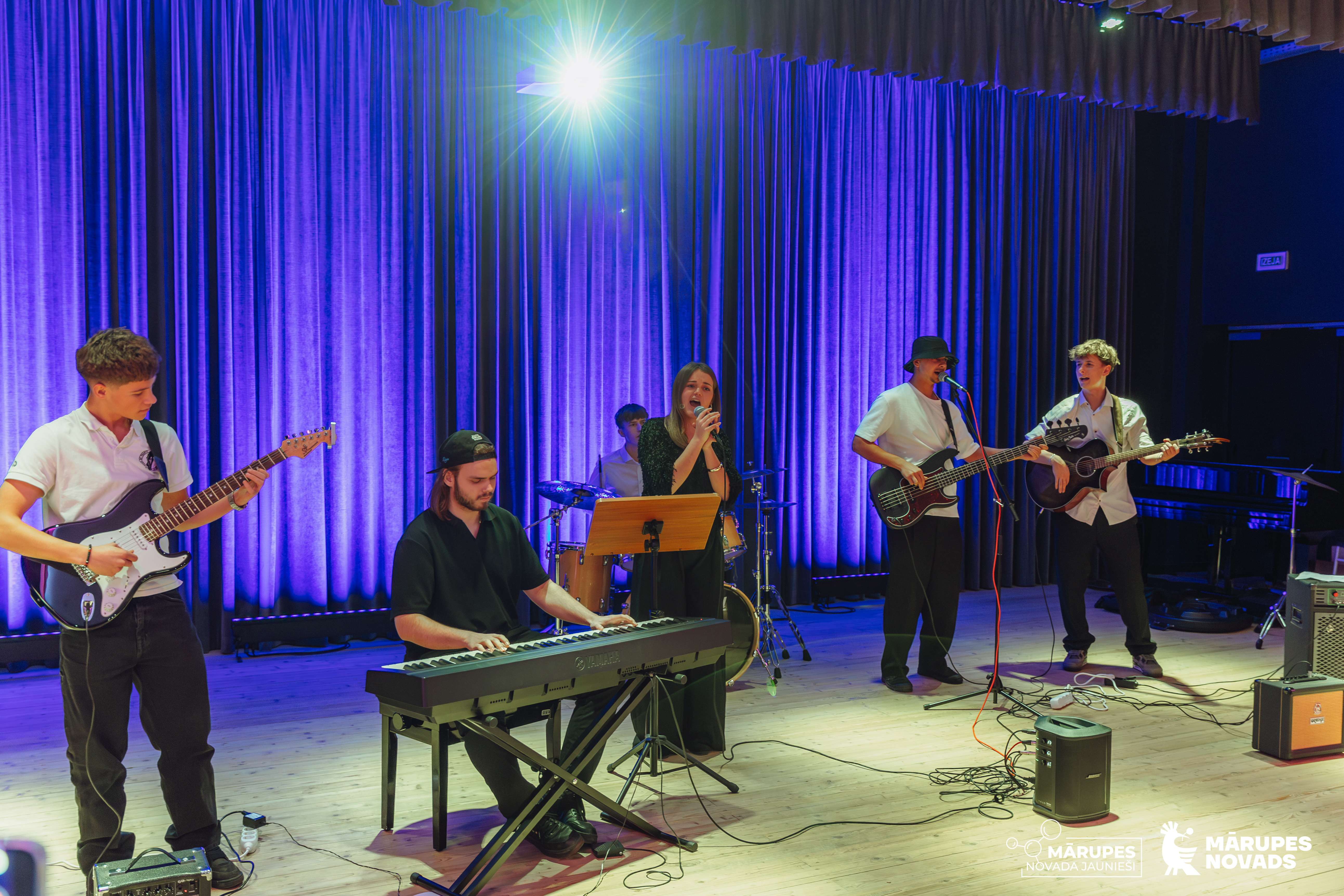 mūzikas grupa uz skatuves