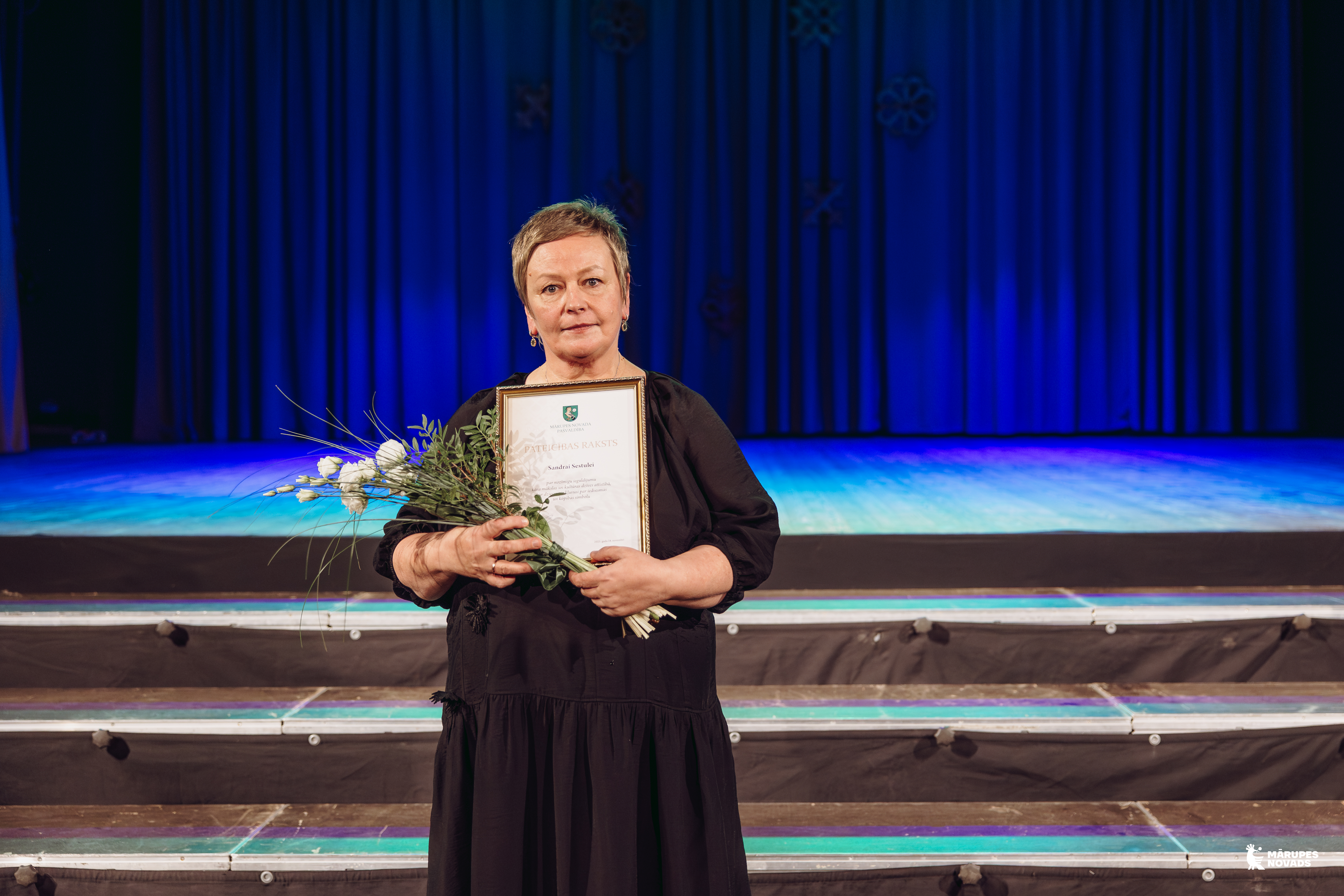 cilvēks ar apbalvojumu